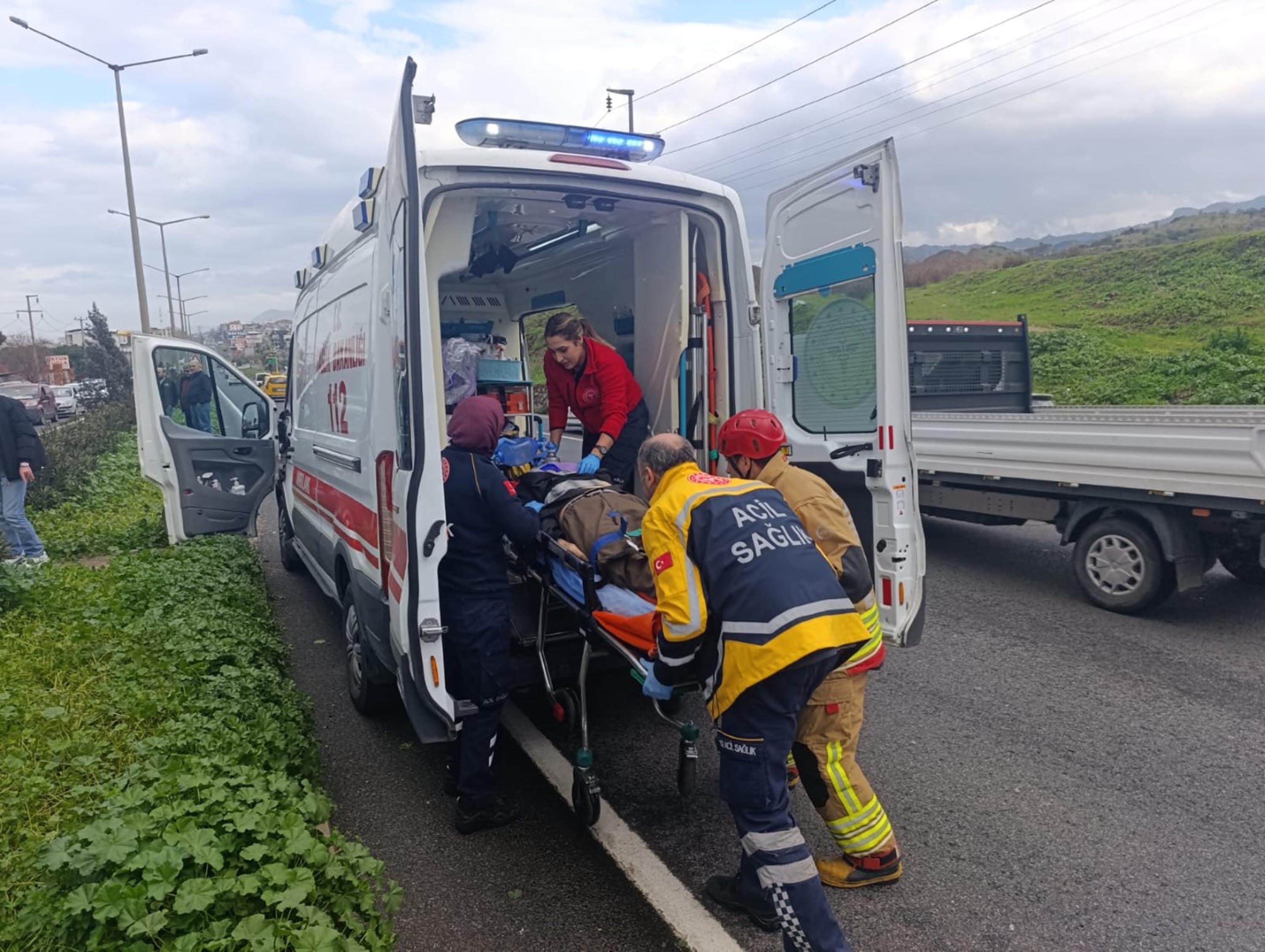 Manisa’da refüjü aşan otomobil, zincirleme kaza yaptı: 2 ölü, 4 yaralı - Görsel 3