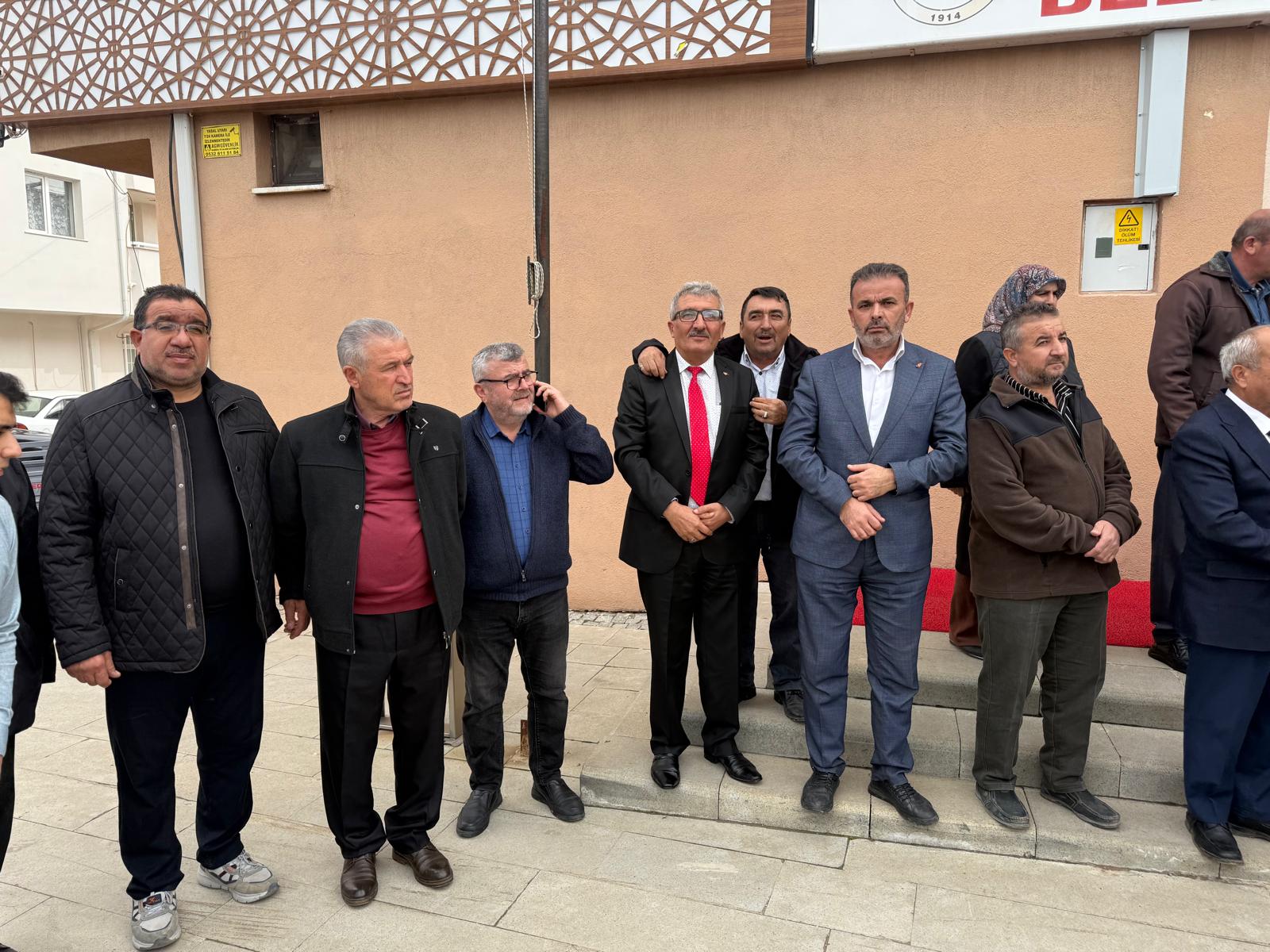 Akören'de Başkan İsmail Arslan tahliye oldu, belediyede böyle karşılandı - Görsel 1