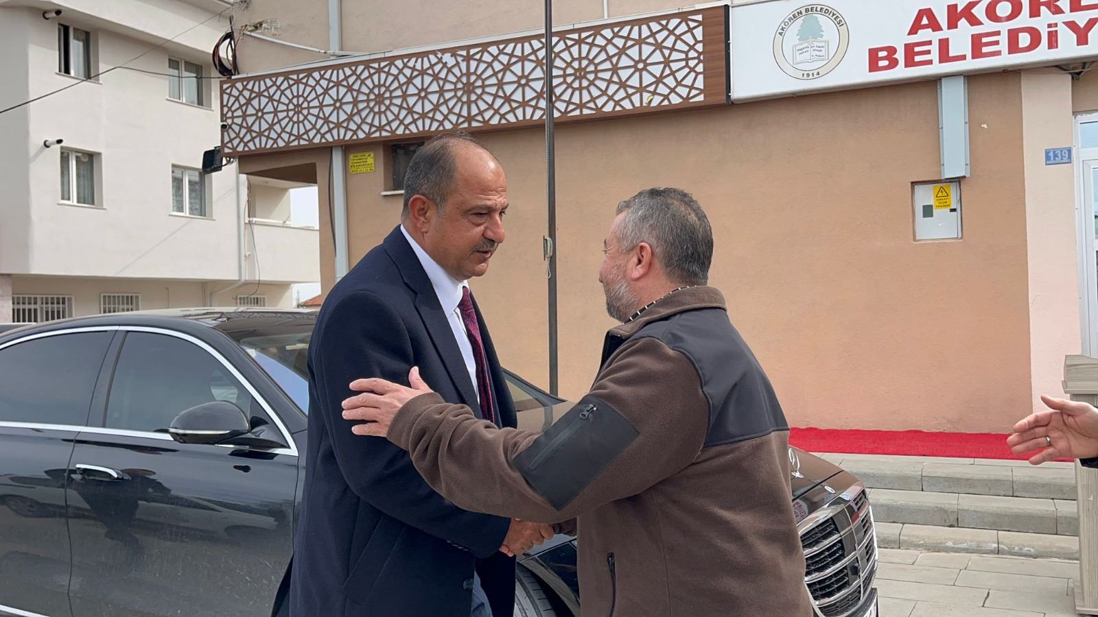 Akören'de Başkan İsmail Arslan tahliye oldu, belediyede böyle karşılandı - Görsel 2