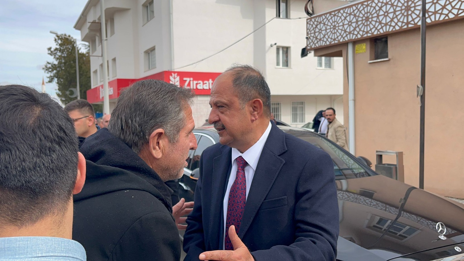 Akören'de Başkan İsmail Arslan tahliye oldu, belediyede böyle karşılandı - Görsel 3