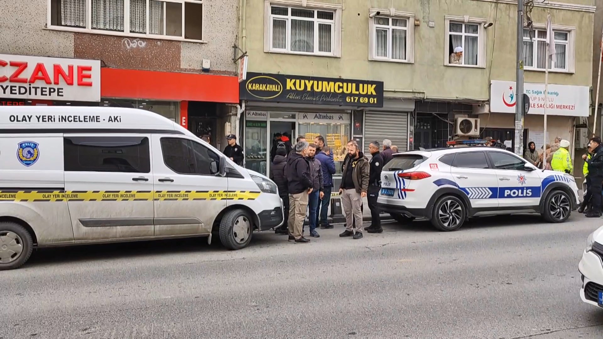 İstanbul - Eyüpsultan'da kuyumcuya soygun girişimi kamerada: 2 gözaltı - Görsel 1