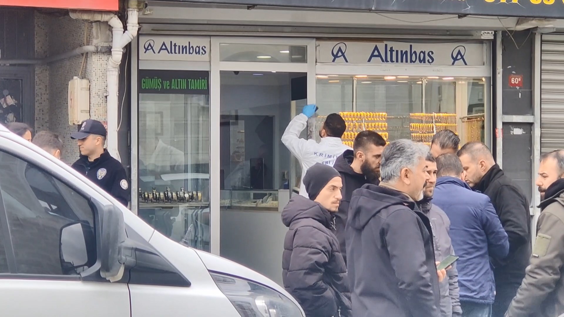 İstanbul - Eyüpsultan'da kuyumcuya soygun girişimi kamerada: 2 gözaltı - Görsel 2