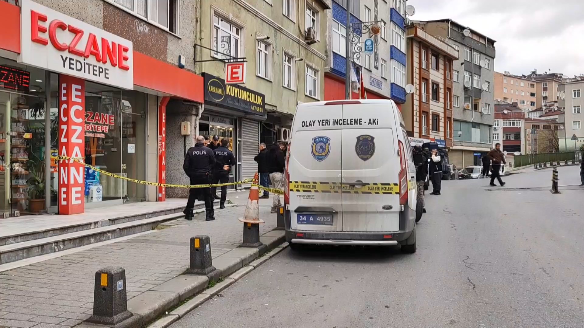 İstanbul - Eyüpsultan'da kuyumcuya soygun girişimi kamerada: 2 gözaltı - Görsel 4