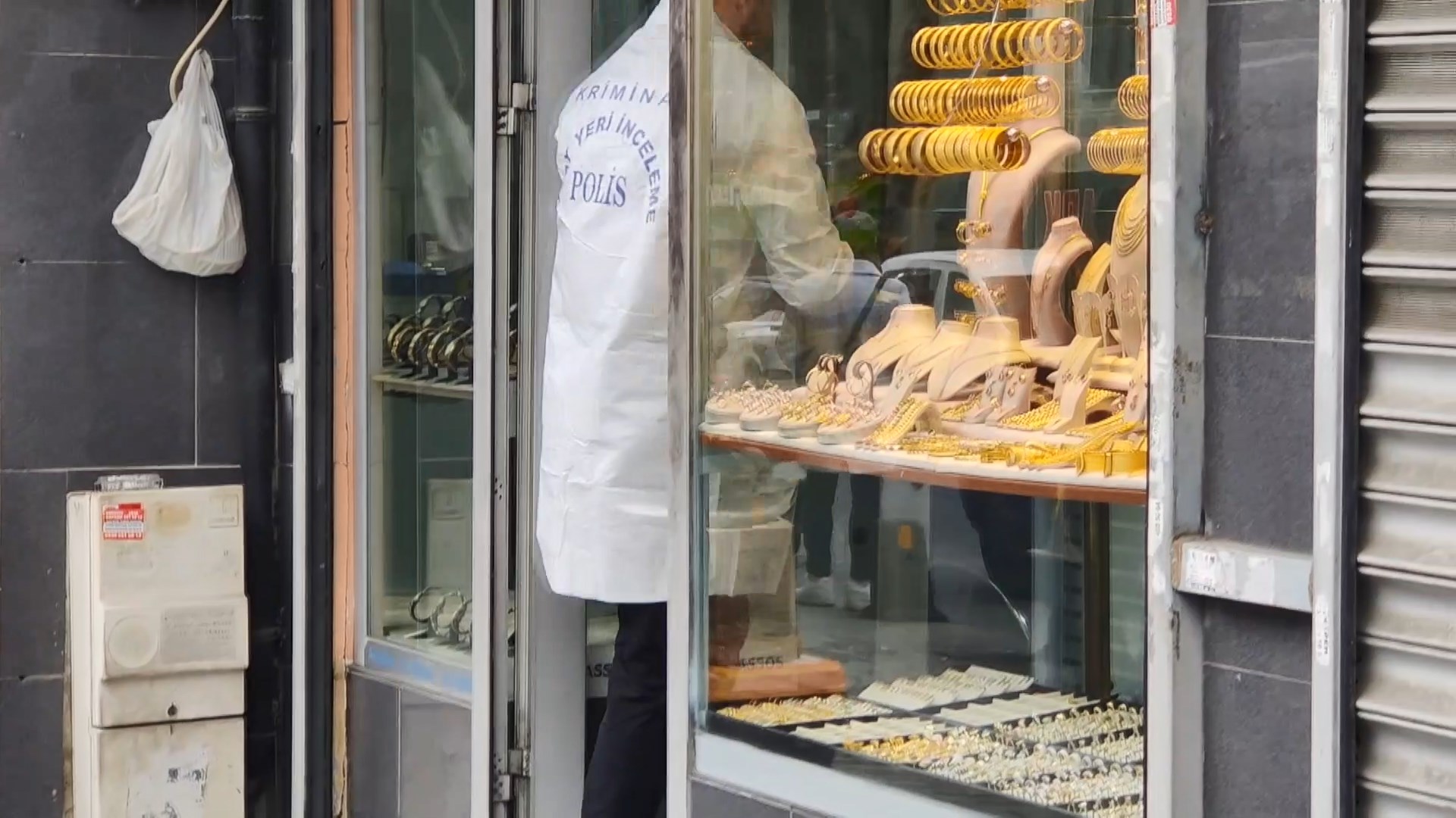 İstanbul - Eyüpsultan'da kuyumcuya soygun girişimi kamerada: 2 gözaltı - Görsel 5