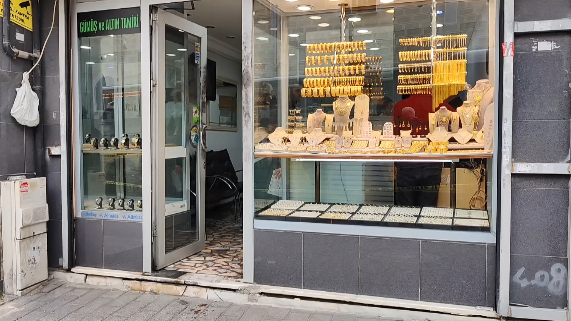 İstanbul - Eyüpsultan'da kuyumcuya soygun girişimi kamerada: 2 gözaltı - Görsel 6