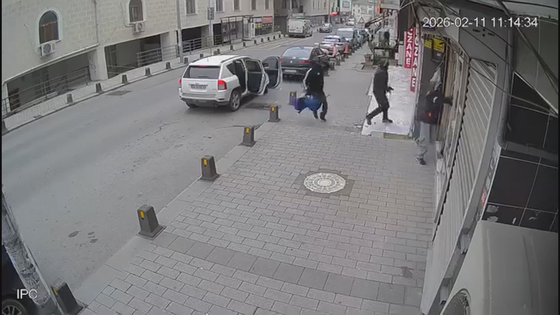 İstanbul - Eyüpsultan'da kuyumcuya soygun girişimi kamerada: 2 gözaltı - Görsel 8