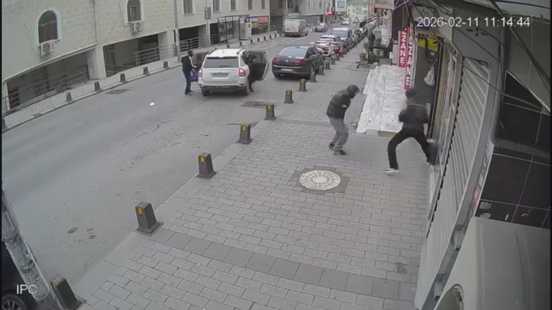 İstanbul - Eyüpsultan'da kuyumcuya soygun girişimi kamerada: 2 gözaltı - Görsel 10