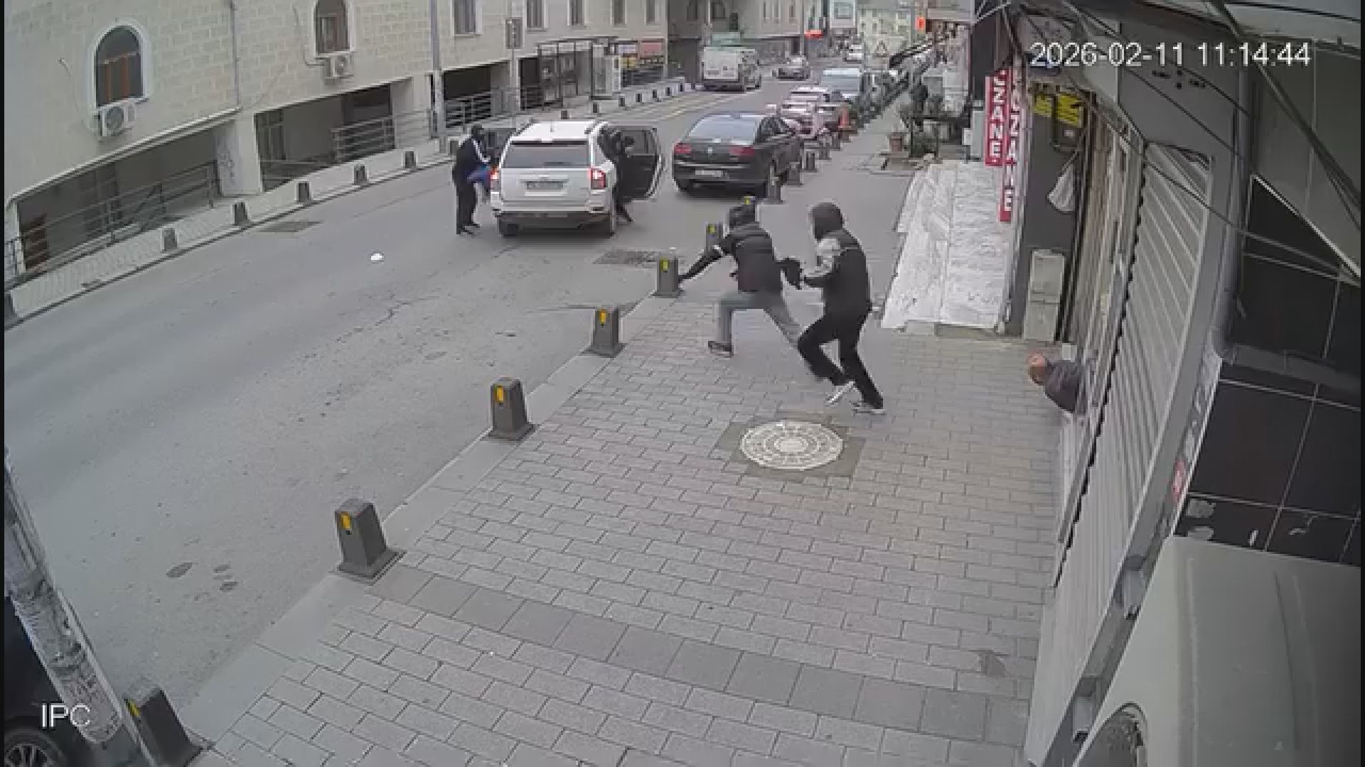 İstanbul - Eyüpsultan'da kuyumcuya soygun girişimi kamerada: 2 gözaltı - Görsel 11