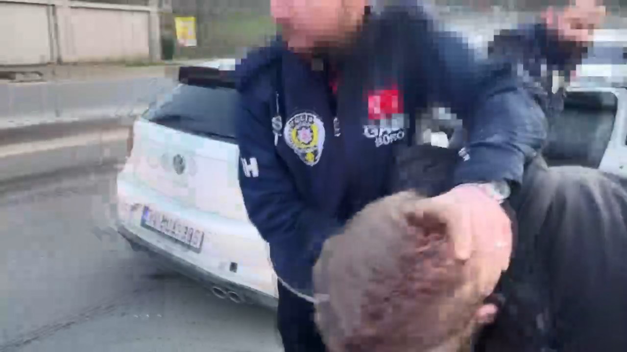 İstanbul - Eyüpsultan'da kuyumcuya soygun girişimi kamerada: 2 gözaltı - Görsel 13