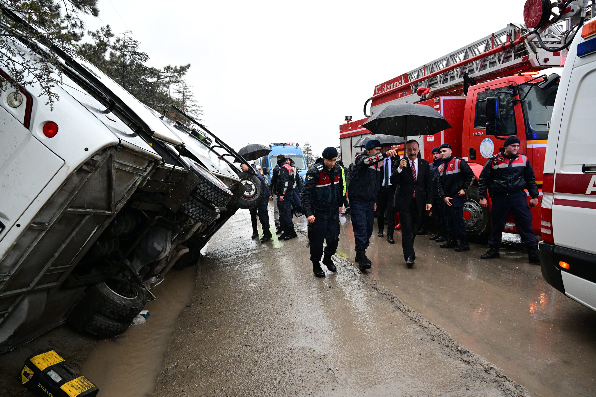Isparta'da cezaevi ring aracı devrildi: 3 yaralı - Görsel 1