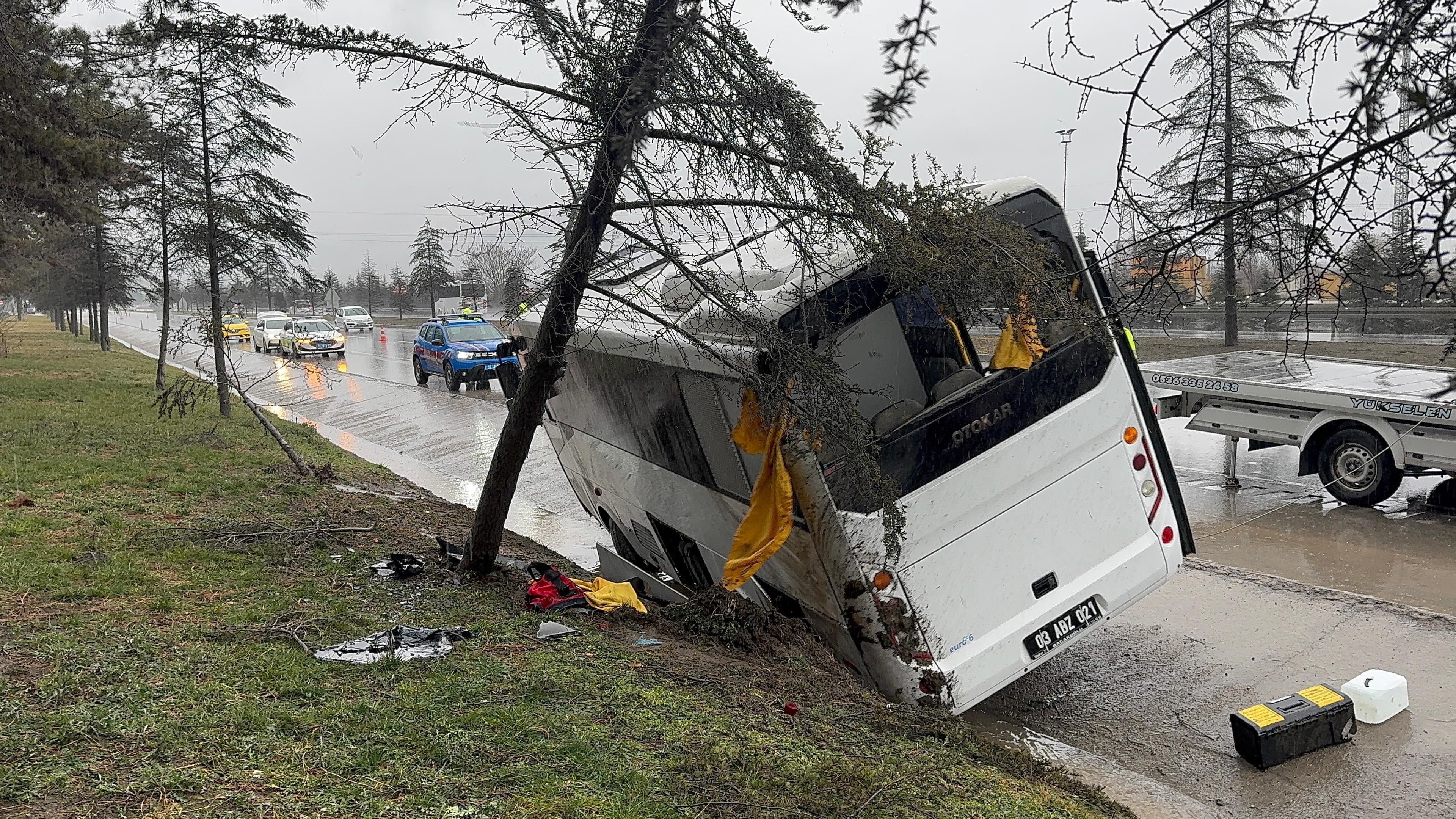 Isparta'da cezaevi ring aracı devrildi: 3 yaralı - Görsel 2