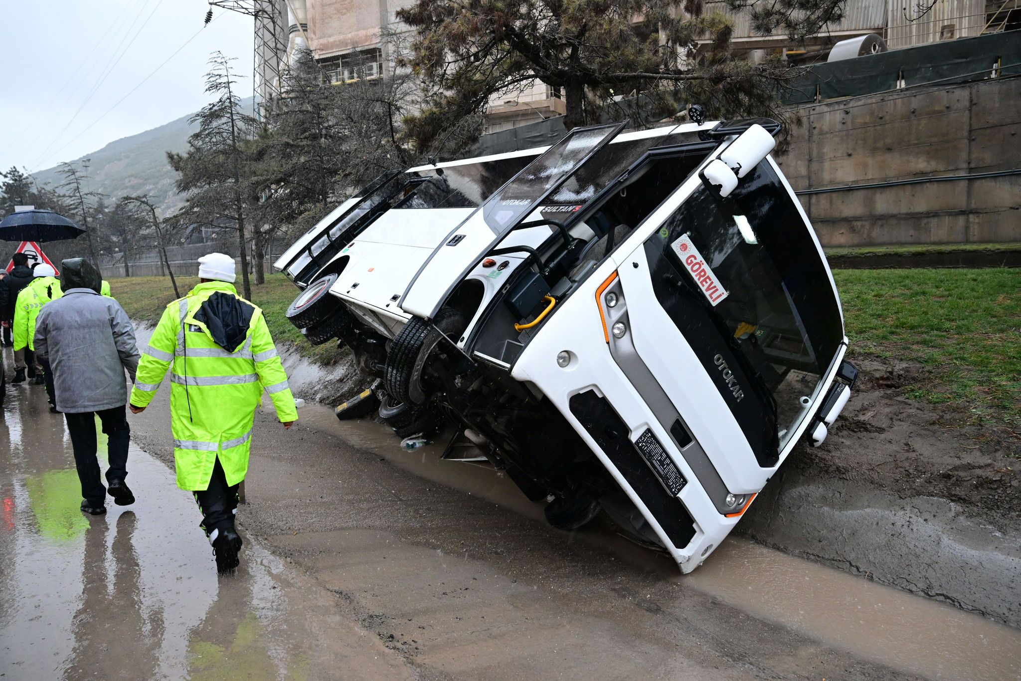 Isparta'da cezaevi ring aracı devrildi: 3 yaralı - Görsel 3
