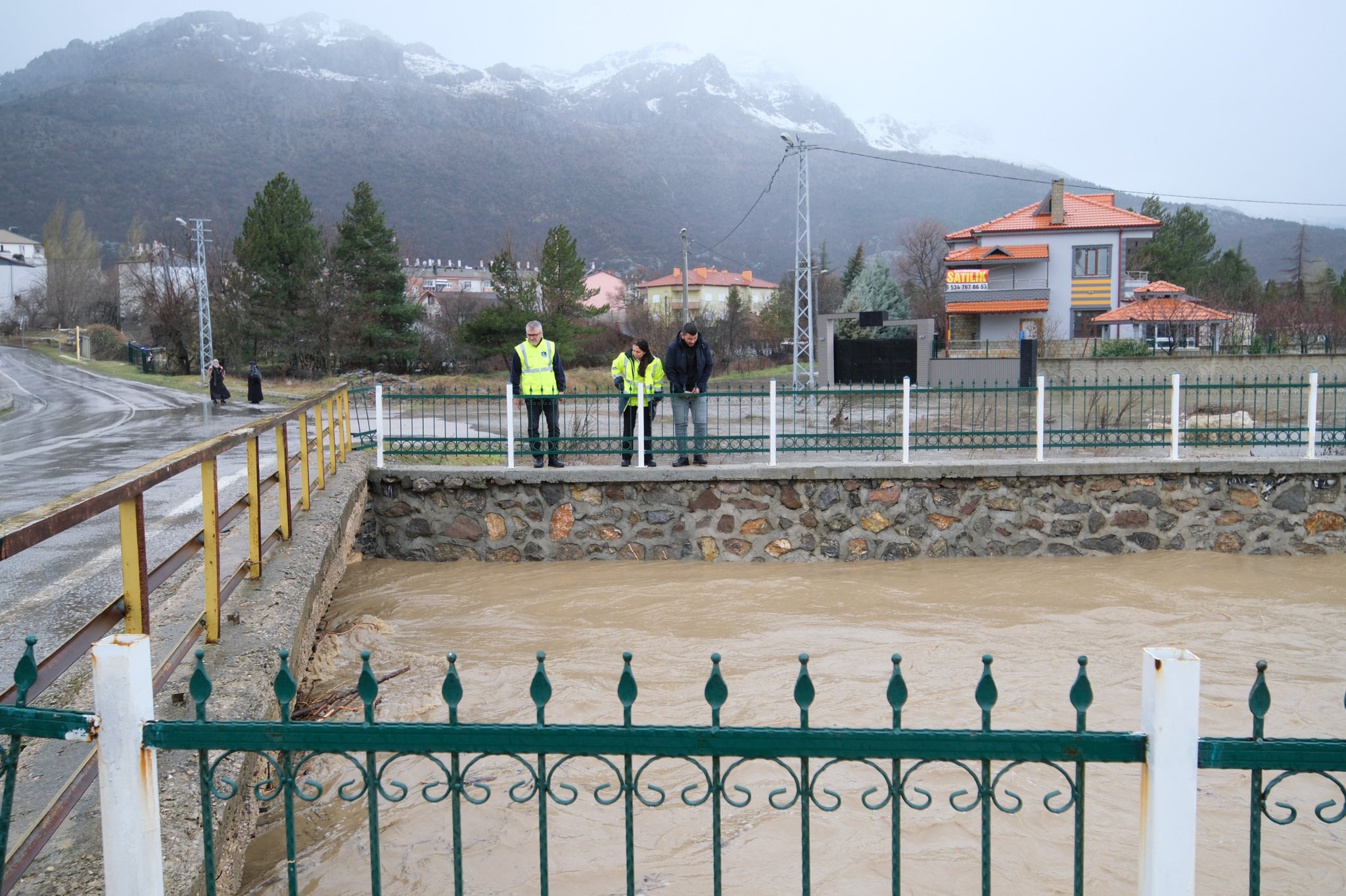 Seydişehir’de Şiddetli Yağış ve Fırtına: Başkan Ustaoğlu Sahada İncelemelerde Bulundu - Görsel 2