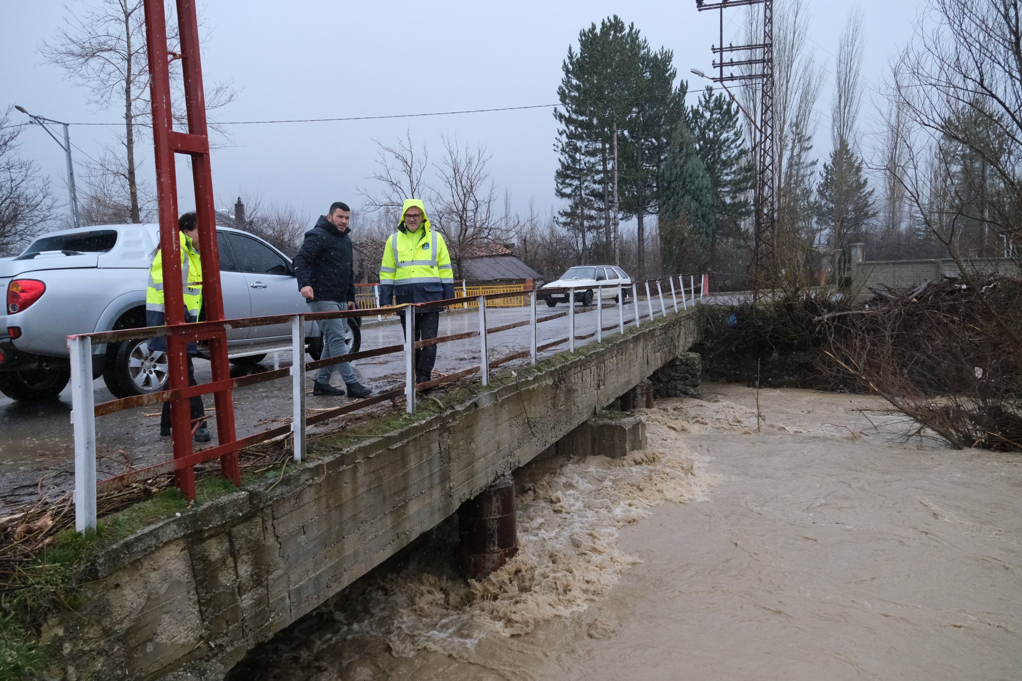 Seydişehir’de Şiddetli Yağış ve Fırtına: Başkan Ustaoğlu Sahada İncelemelerde Bulundu - Görsel 4