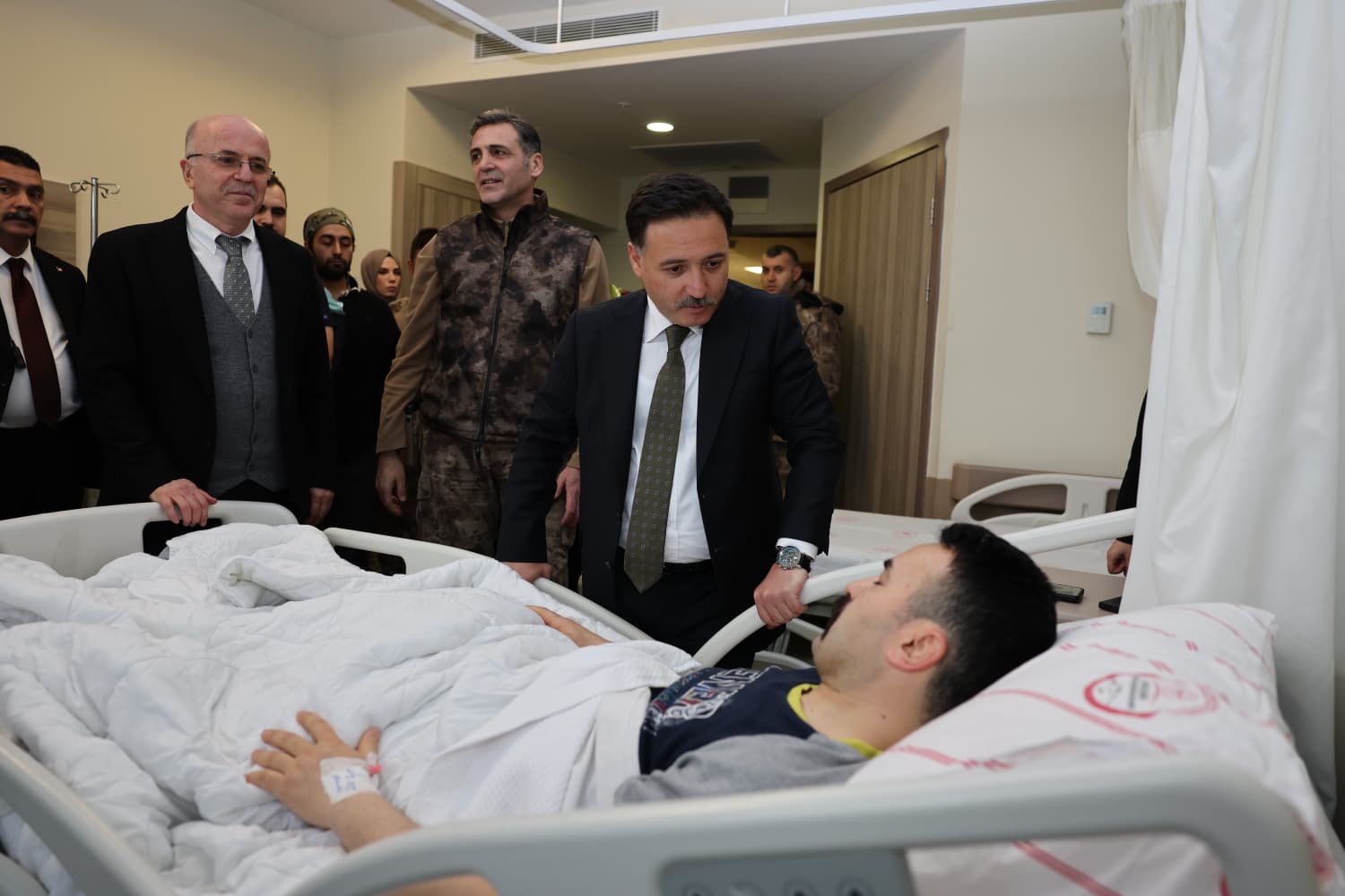 Bakan Çiftçi'den, operasyonda yaralanan özel harekat polisine, 'geçmiş olsun' telefonu - Görsel 1