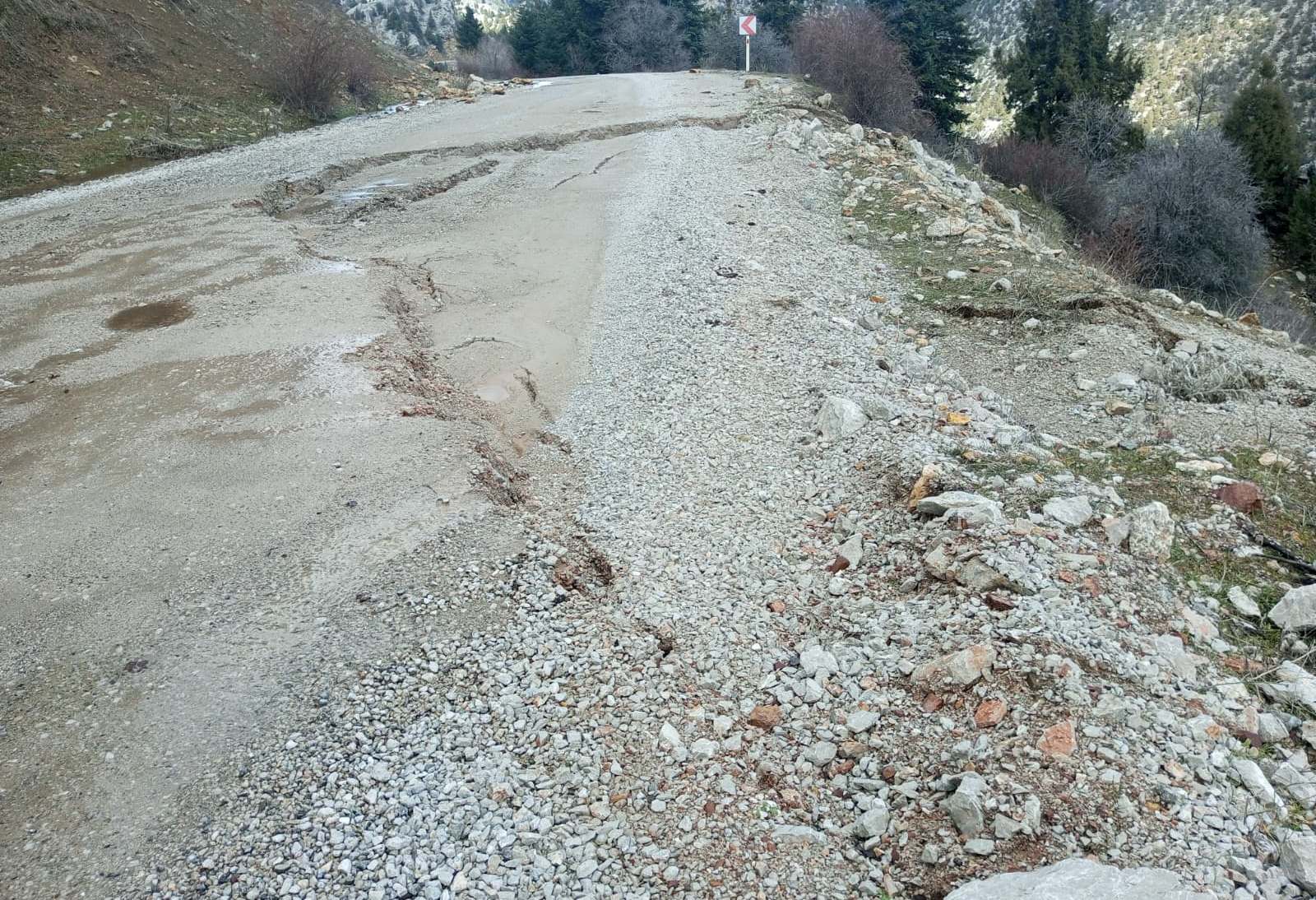 Bu  yolu Kullananlar dikkat Madenli - Süleymaniye Yolunda Heyelan Tehlikesi! - Görsel 1