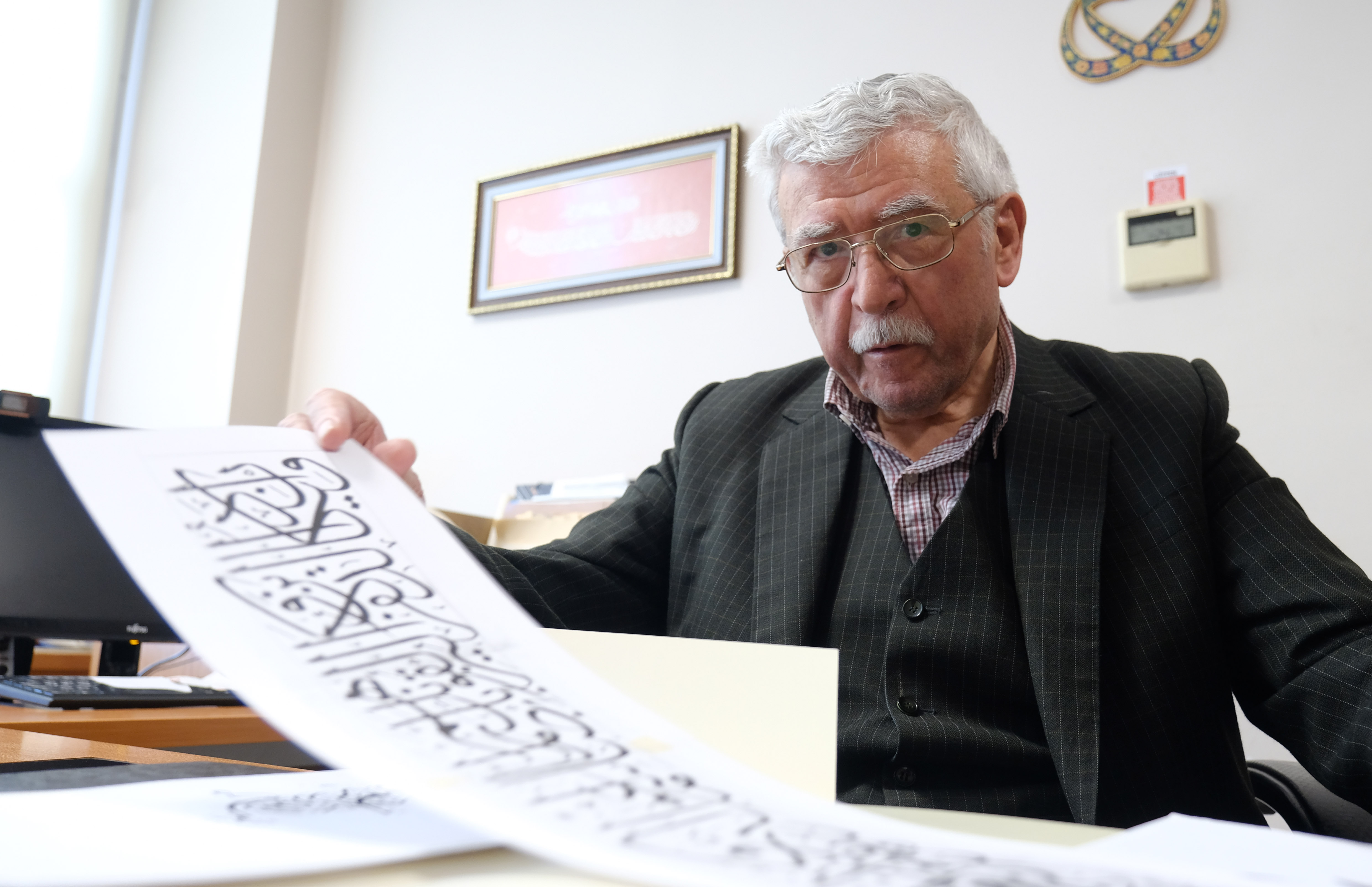 ‘Yaşayan İnsan Hazineleri’ ödüllü hattat Öksüz: Yaptığımız sanat, kültür mirasımızın ürünleri - Görsel 1