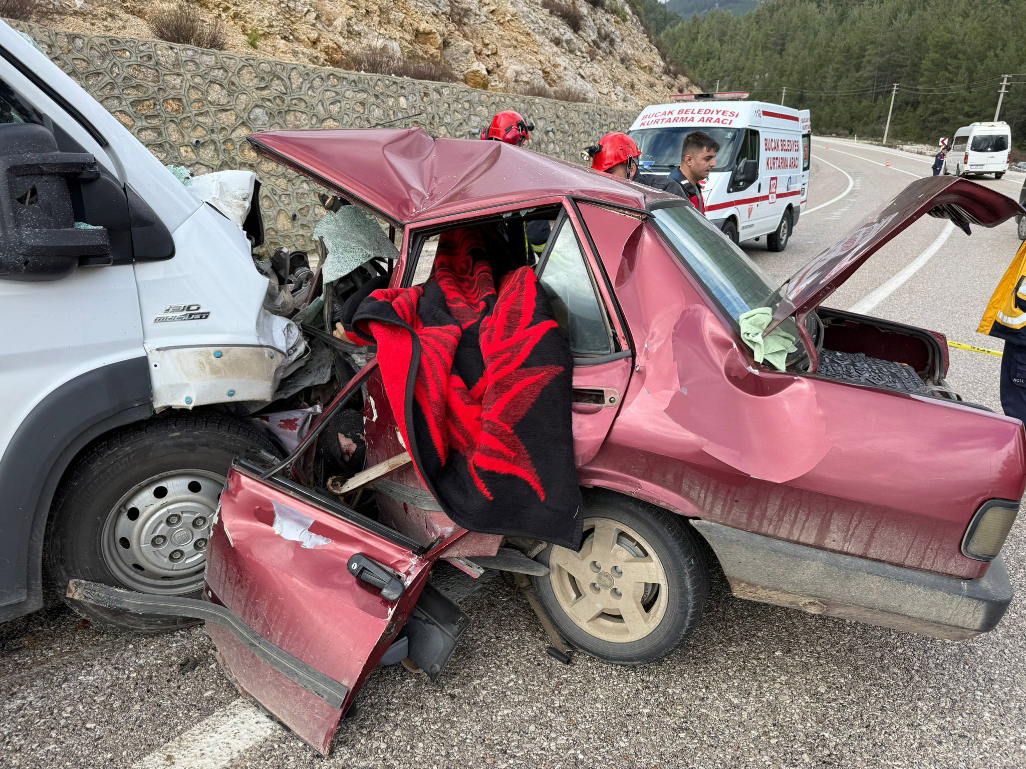 Burdur'un Bucak ilçesinde  otomobil ile minibüsün kafa kafaya çarpıştı  2 kişi hayatını kaybetti, 4 kişi yaralandı. - Görsel 3
