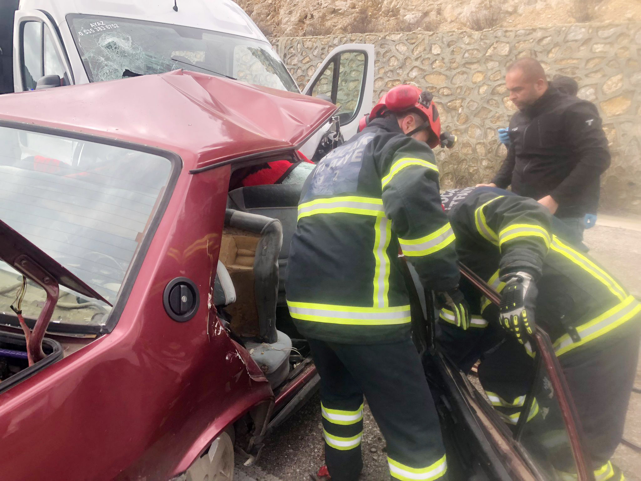Burdur'un Bucak ilçesinde  otomobil ile minibüsün kafa kafaya çarpıştı  2 kişi hayatını kaybetti, 4 kişi yaralandı. - Görsel 4
