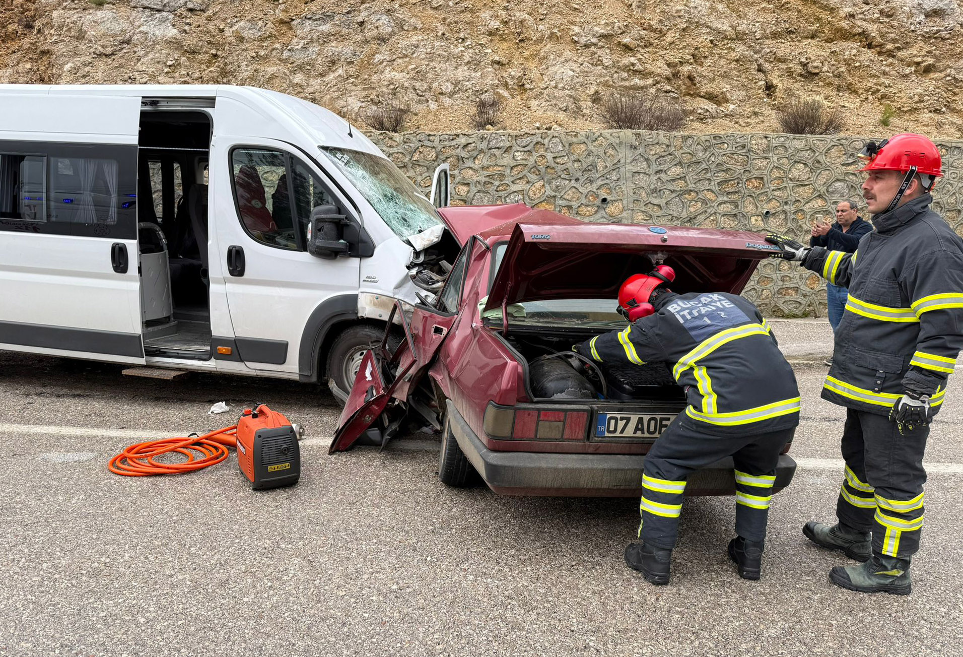 Burdur'un Bucak ilçesinde  otomobil ile minibüsün kafa kafaya çarpıştı  2 kişi hayatını kaybetti, 4 kişi yaralandı. - Görsel 5