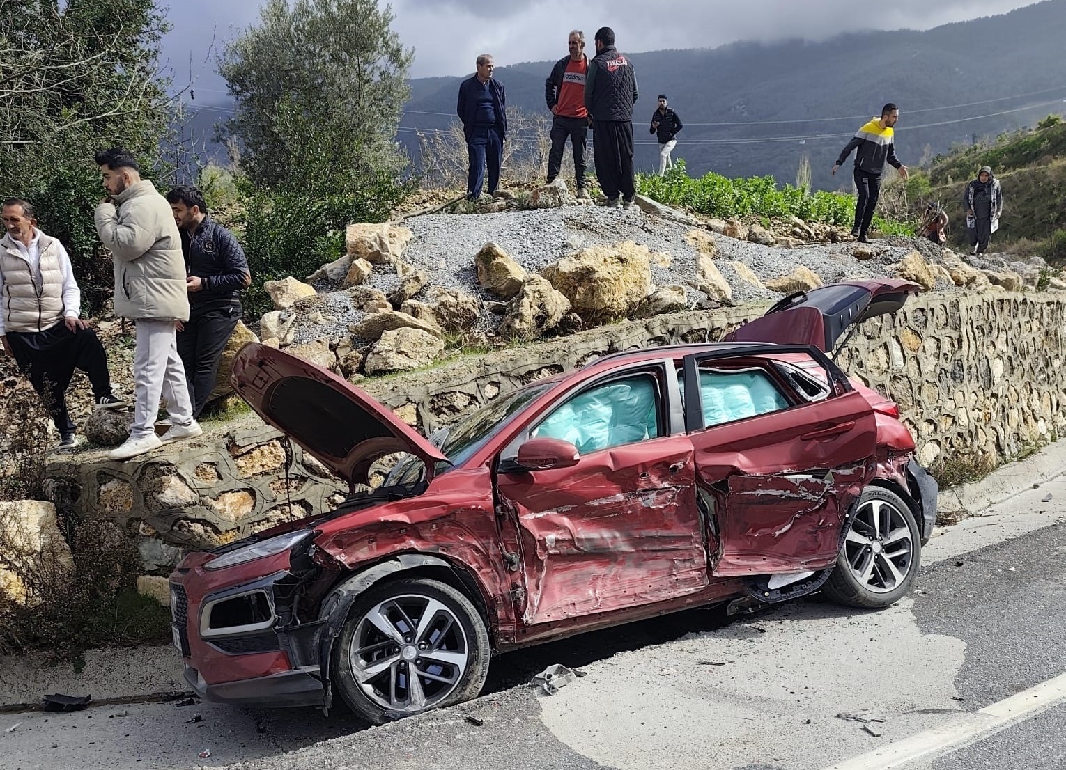 Alanya’da freni boşalan TIR, 2 otomobile çarptı: 1 ölü, 3 yaralı - Görsel 1