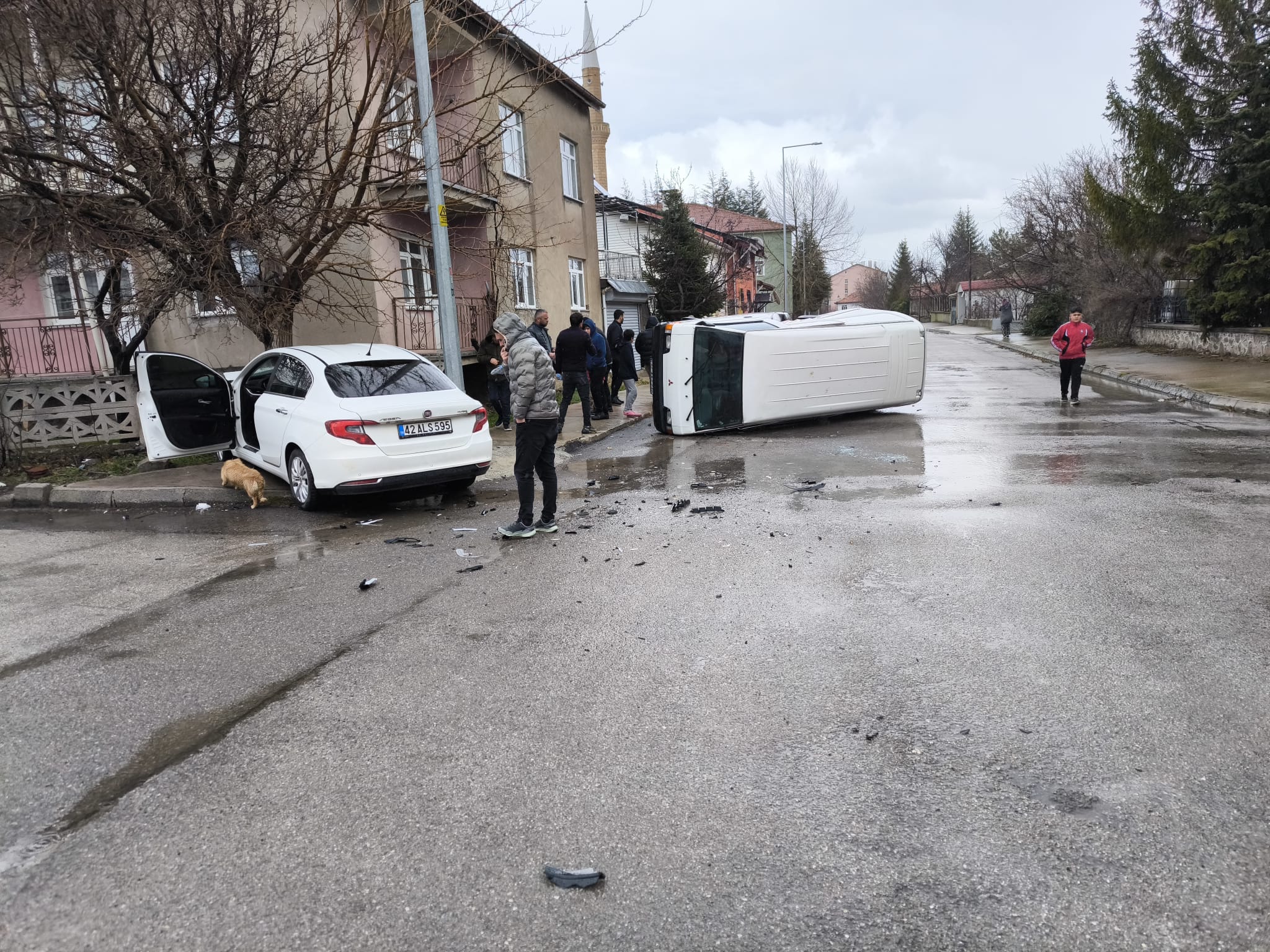 Seydişehir’de Korkutan Kaza: Minibüs Devrildi, 3 Yaralı - Görsel 1