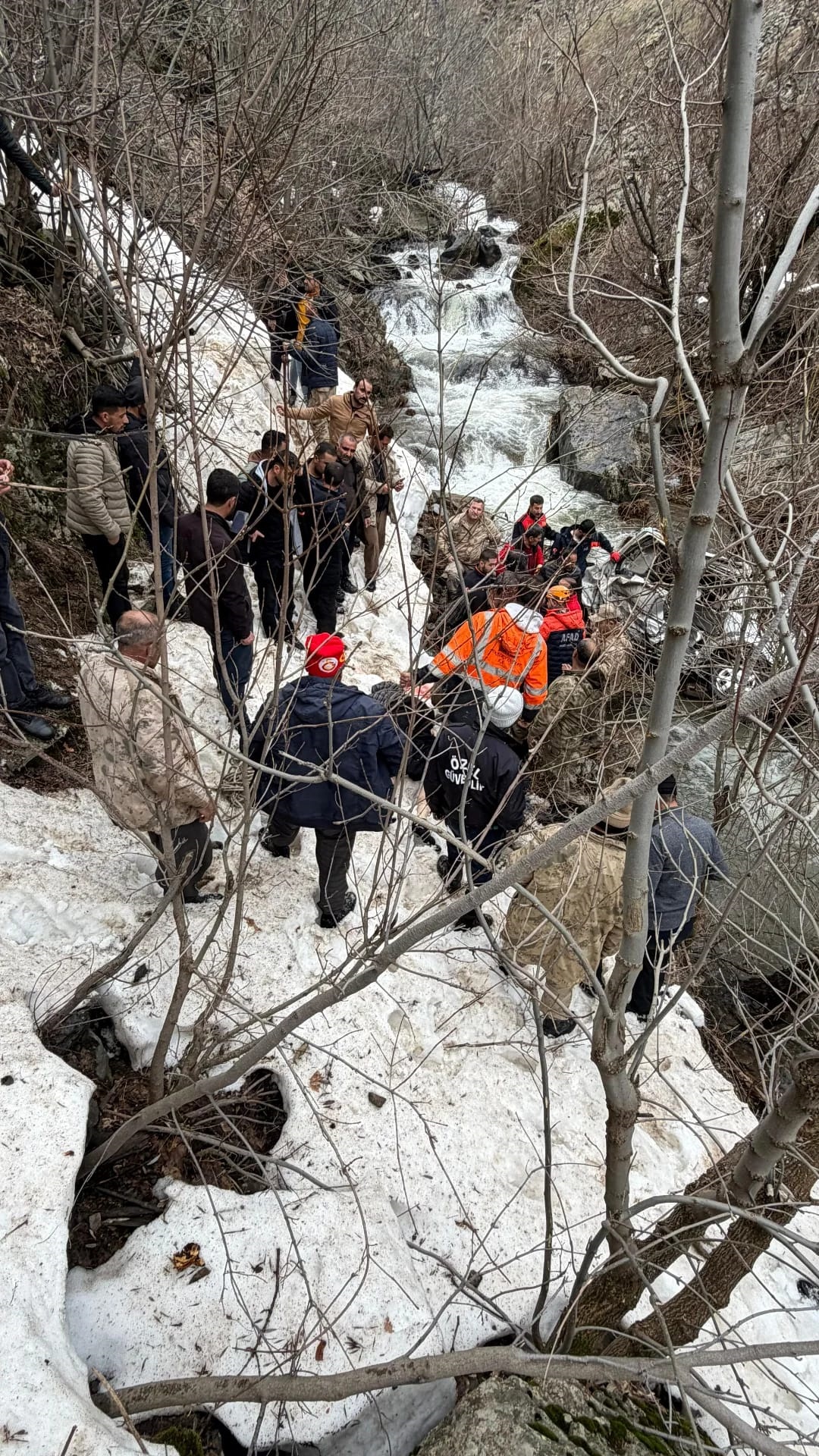 Bitlis'te hafif ticari araç, dereye uçtu: 3 ölü, 5 yaralı - Görsel 2