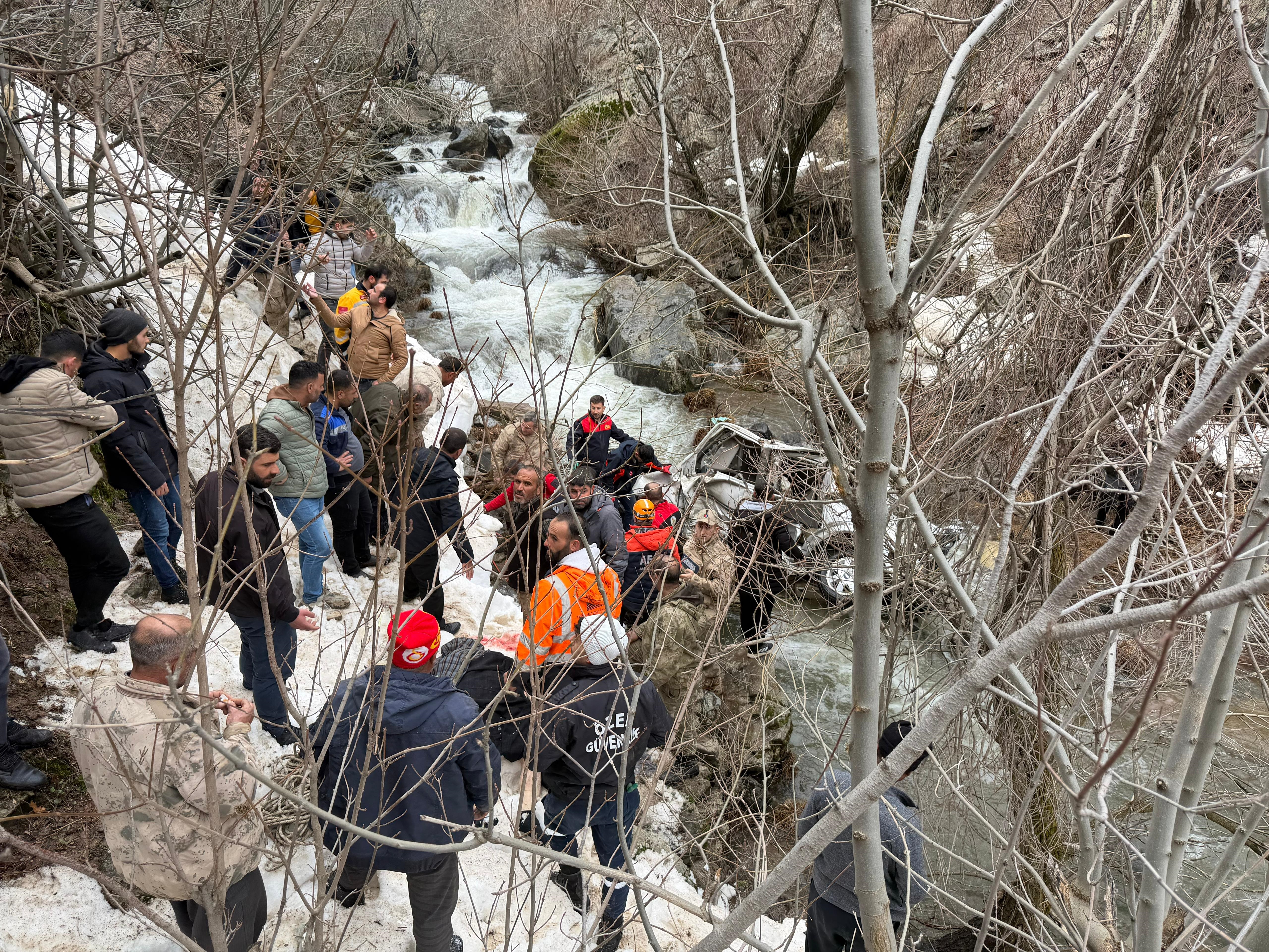 Bitlis'te hafif ticari araç, dereye uçtu: 3 ölü, 5 yaralı - Görsel 3