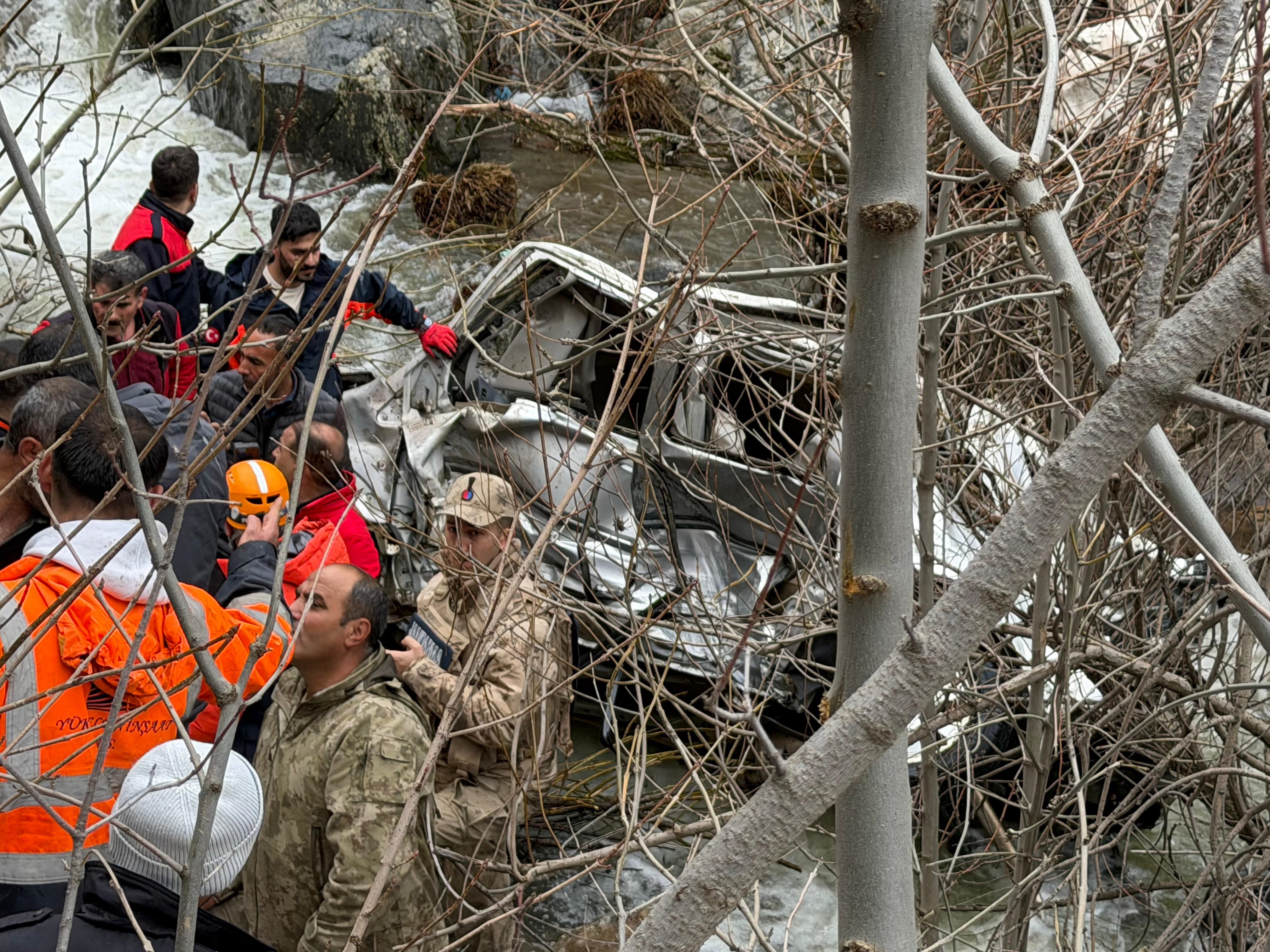 Bitlis'te hafif ticari araç, dereye uçtu: 3 ölü, 5 yaralı - Görsel 4