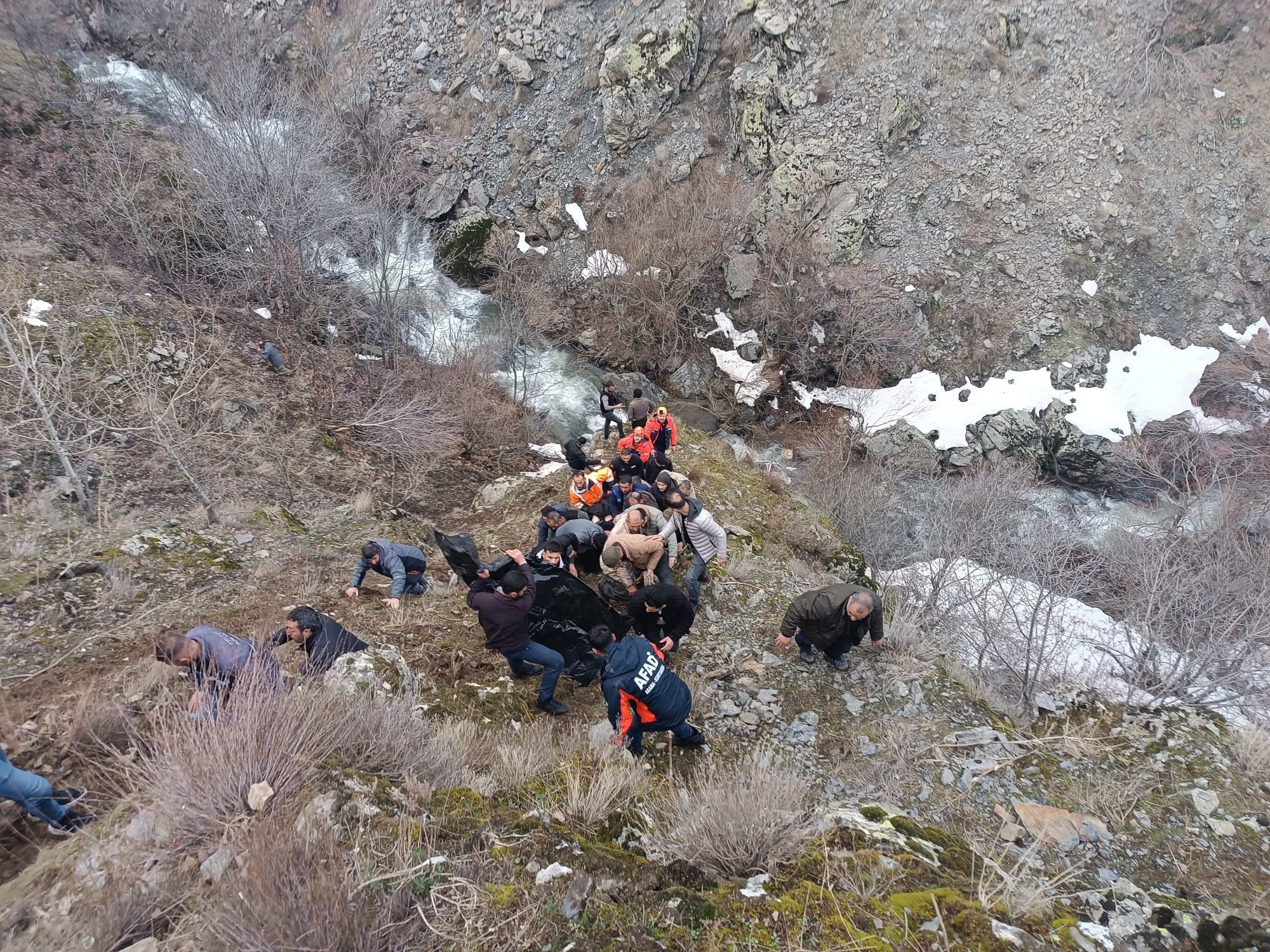 Bitlis'te hafif ticari araç, dereye uçtu: 3 ölü, 5 yaralı - Görsel 5