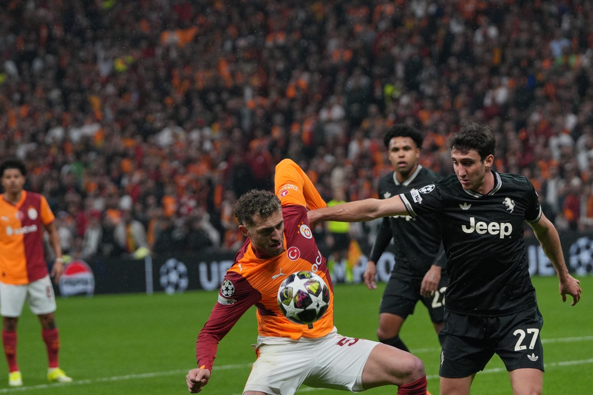 UEFA Şampiyonlar Ligi son 16 play-off turu ilk maçında Galatasaray sahasında Juventus'u 5-2 mağlup etti. - Görsel 12