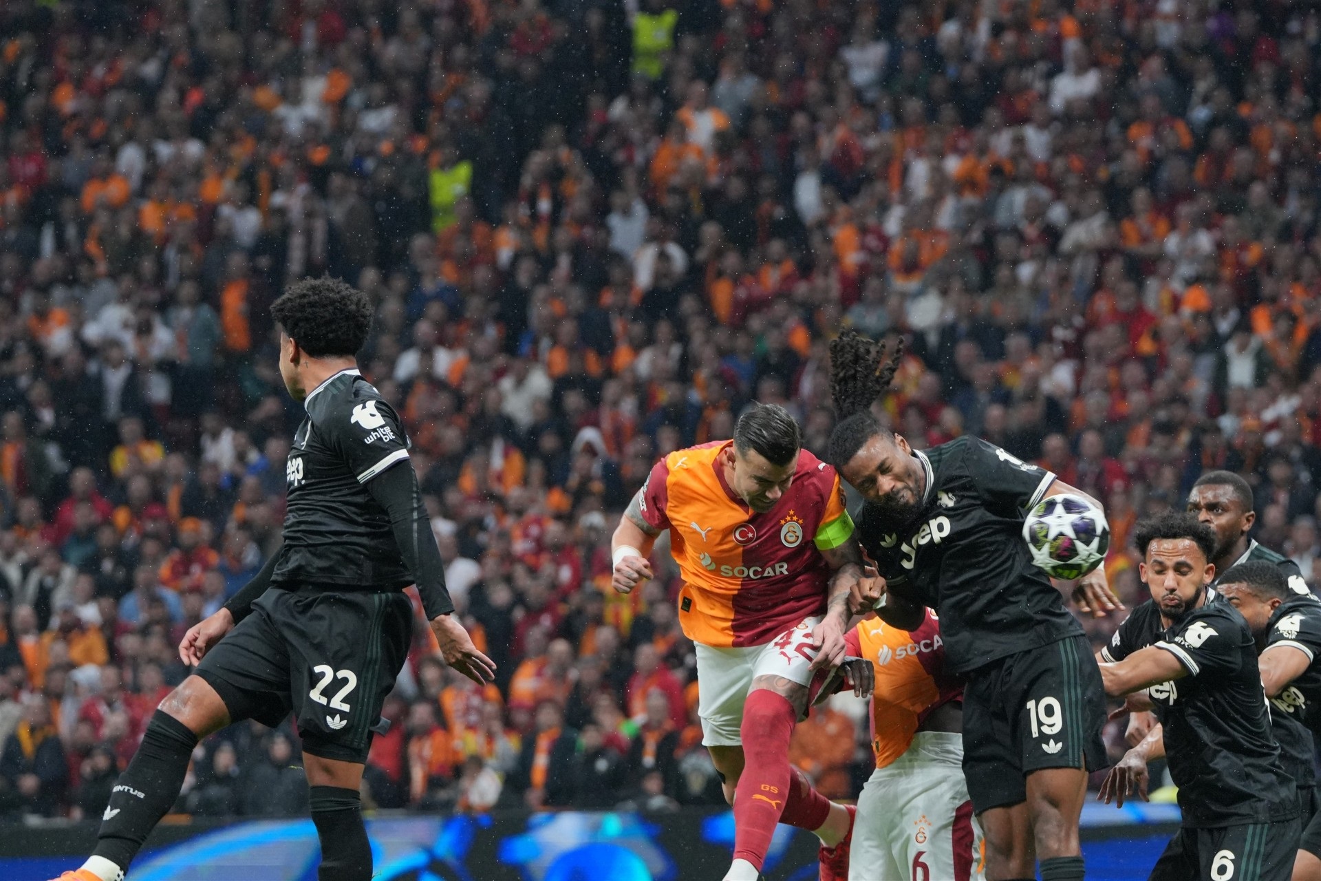 UEFA Şampiyonlar Ligi son 16 play-off turu ilk maçında Galatasaray sahasında Juventus'u 5-2 mağlup etti. - Görsel 13
