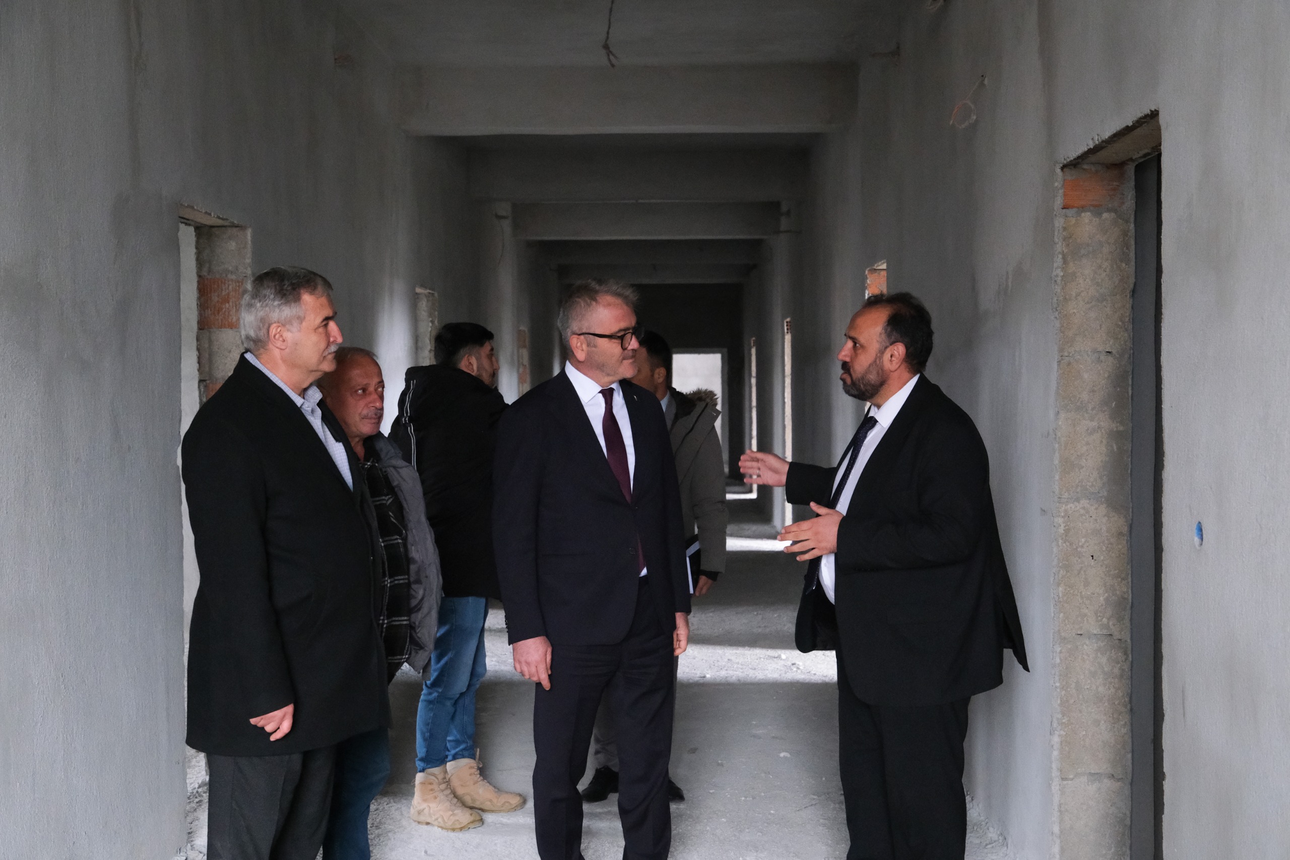 BAŞKAN USTAOĞLU, KURAN KURSU İNŞAAT ALANINDA İNCELEMELERDE BULUNDU - Görsel 1