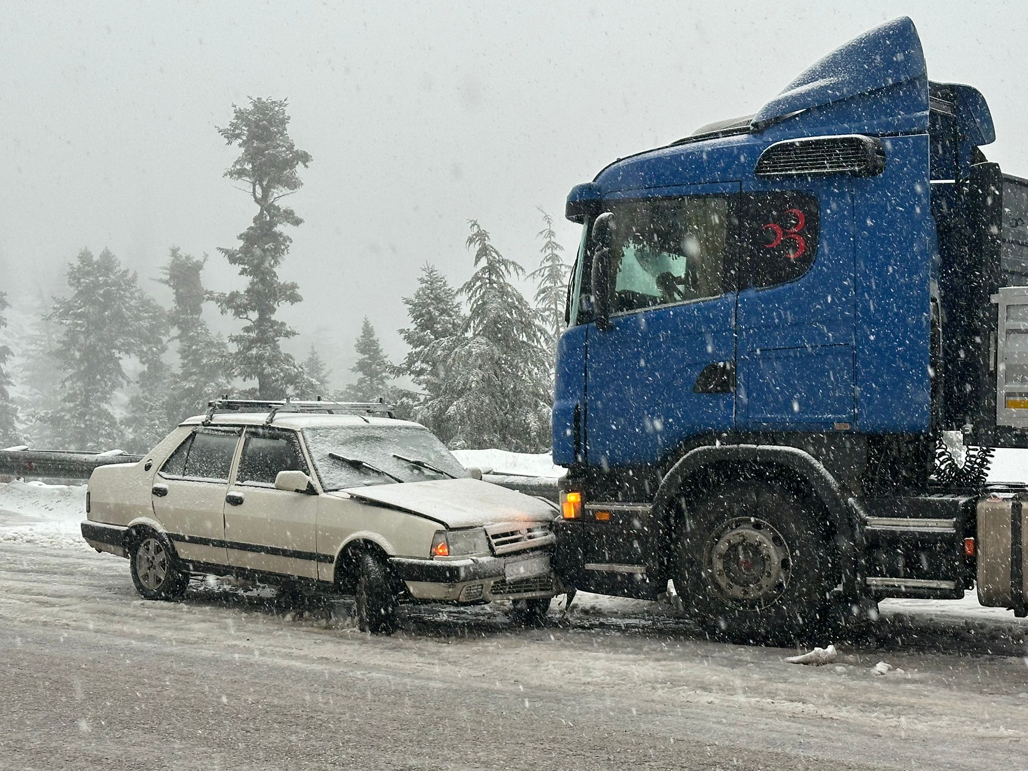 Seydişehir-Antalya Yolunda Kar Engeli: Otomobil Tırla Çarpıştı - Görsel 1