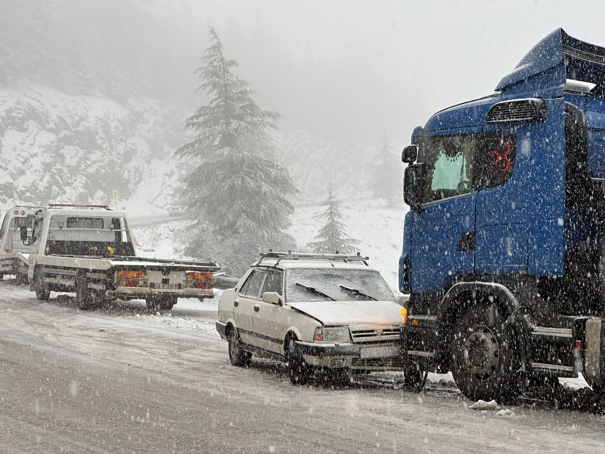 Seydişehir-Antalya Yolunda Kar Engeli: Otomobil Tırla Çarpıştı - Görsel 2