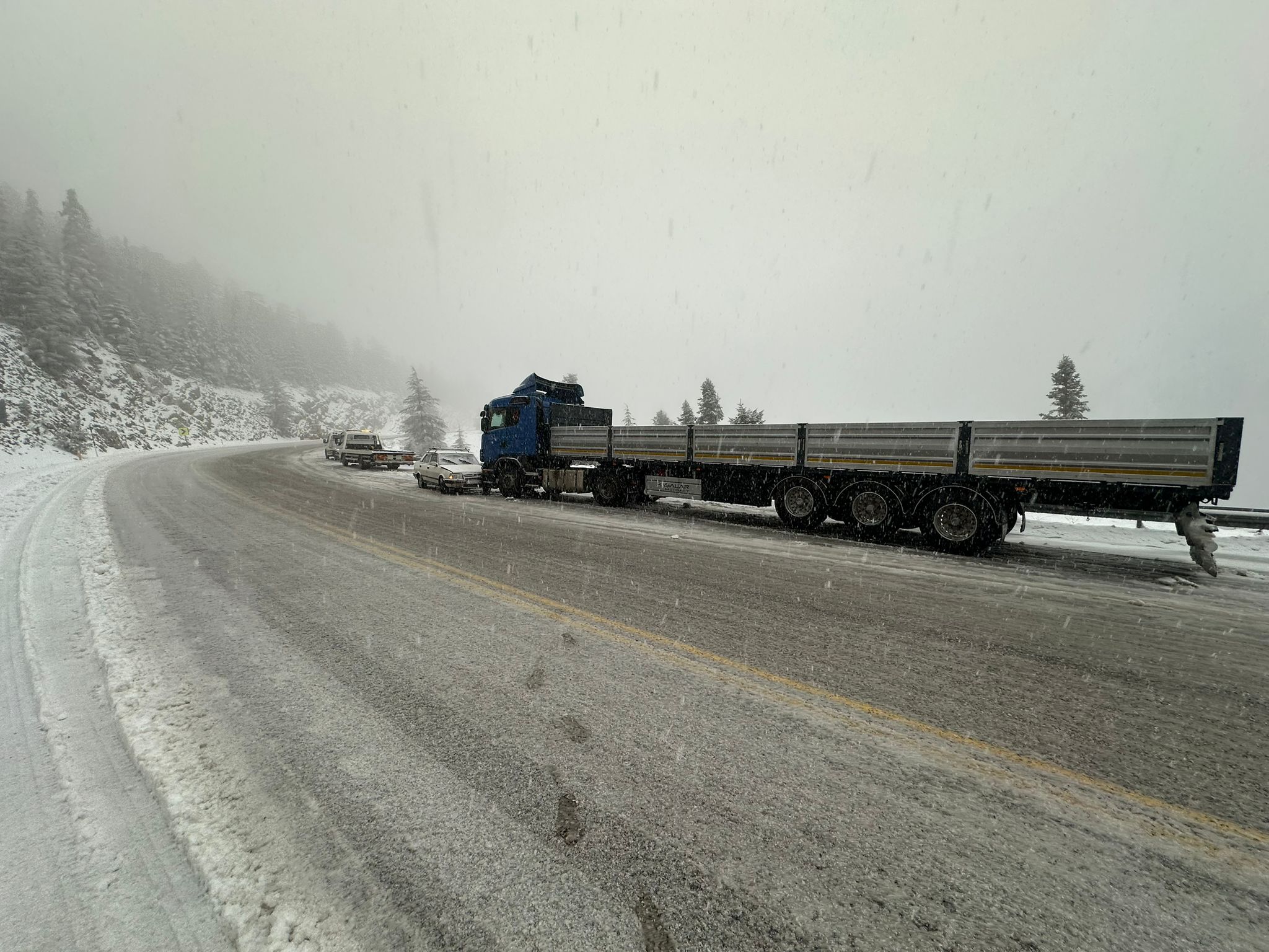 Seydişehir-Antalya Yolunda Kar Engeli: Otomobil Tırla Çarpıştı - Görsel 3