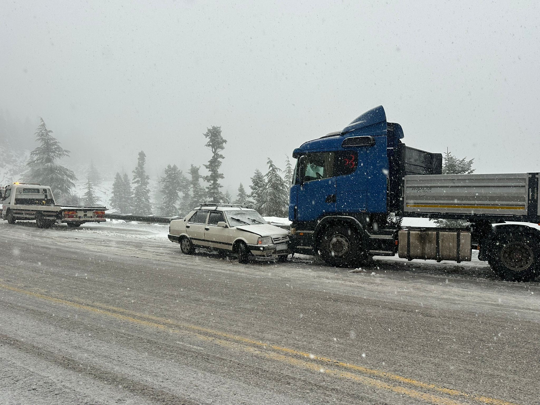 Seydişehir-Antalya Yolunda Kar Engeli: Otomobil Tırla Çarpıştı - Görsel 4