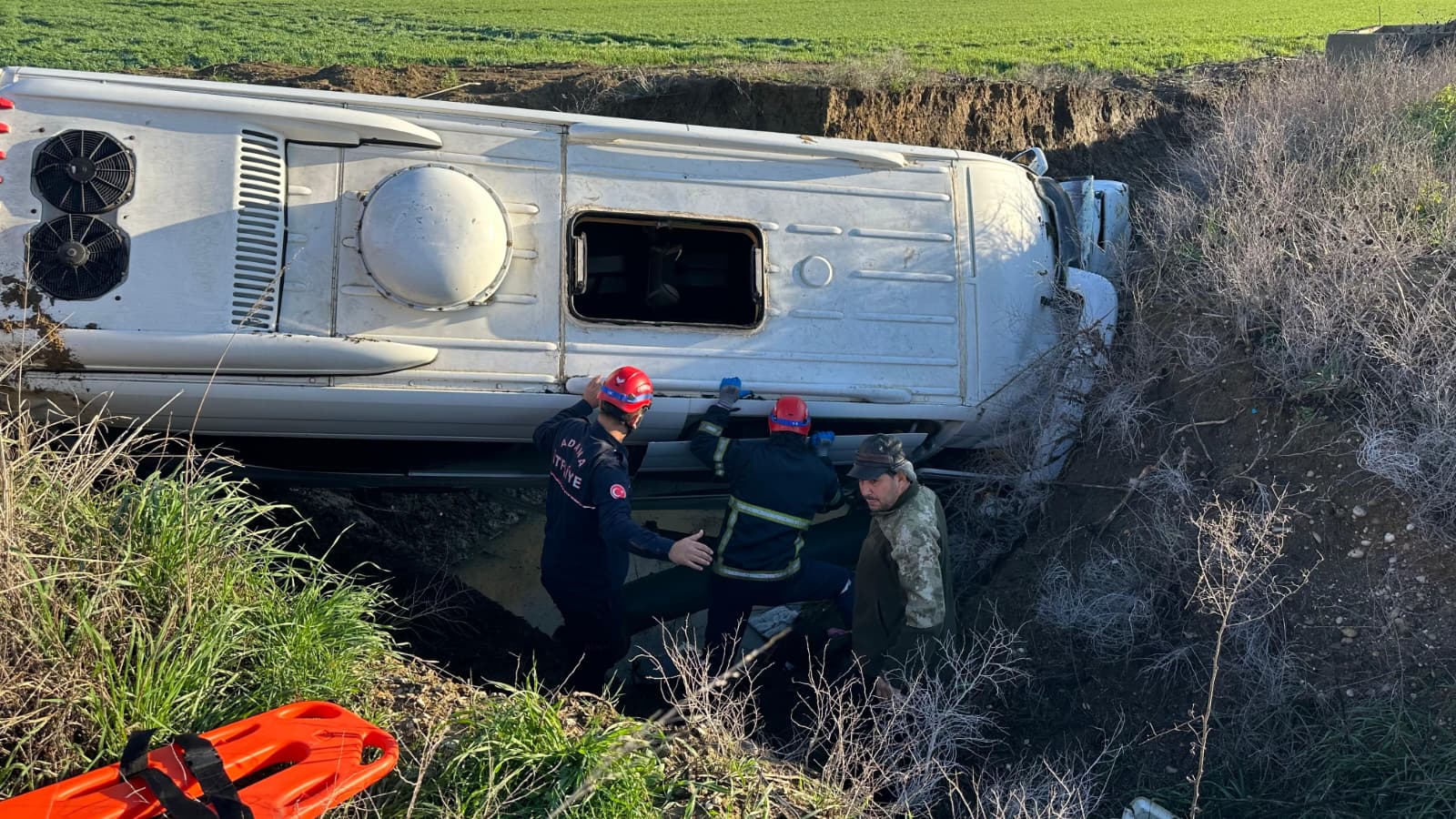 Adana - Öğrenci servisi dereye düştü: 2'si ağır 9 yaralı - Görsel 2