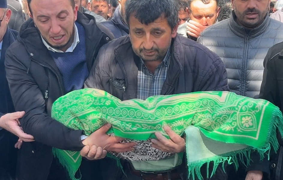 Kardeşi, yengesi ve yeğeninin cenaze namazını kıldırırken fenalık geçirdi - Görsel 2