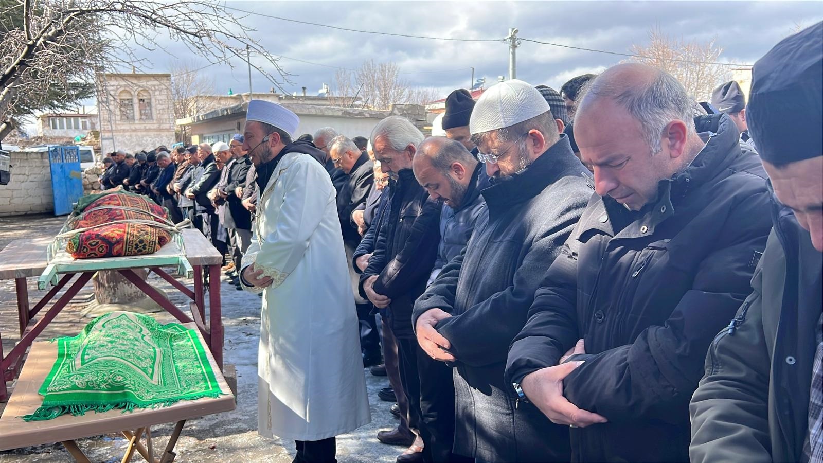 Kardeşi, yengesi ve yeğeninin cenaze namazını kıldırırken fenalık geçirdi - Görsel 6