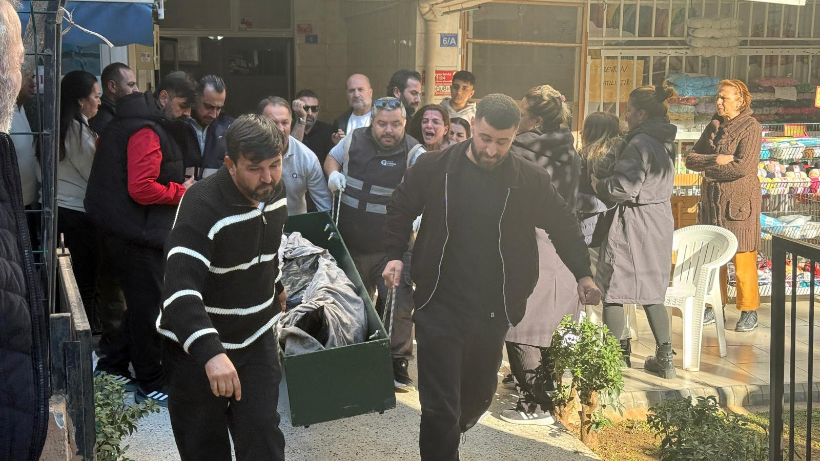 Antalya - Yakınlarına mesaj attı, evinde bir kadınla ölü bulundu - Görsel 2