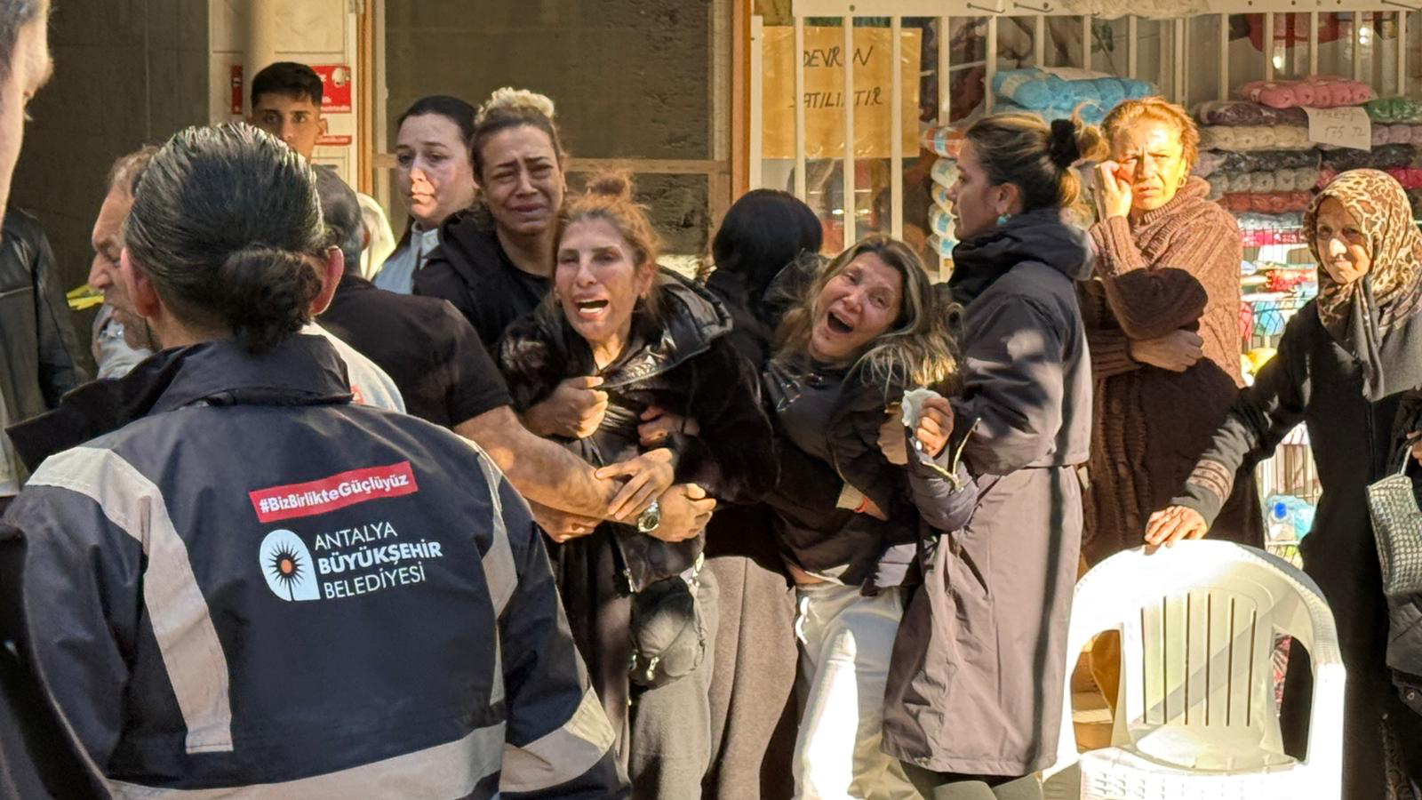 Antalya - Yakınlarına mesaj attı, evinde bir kadınla ölü bulundu - Görsel 3