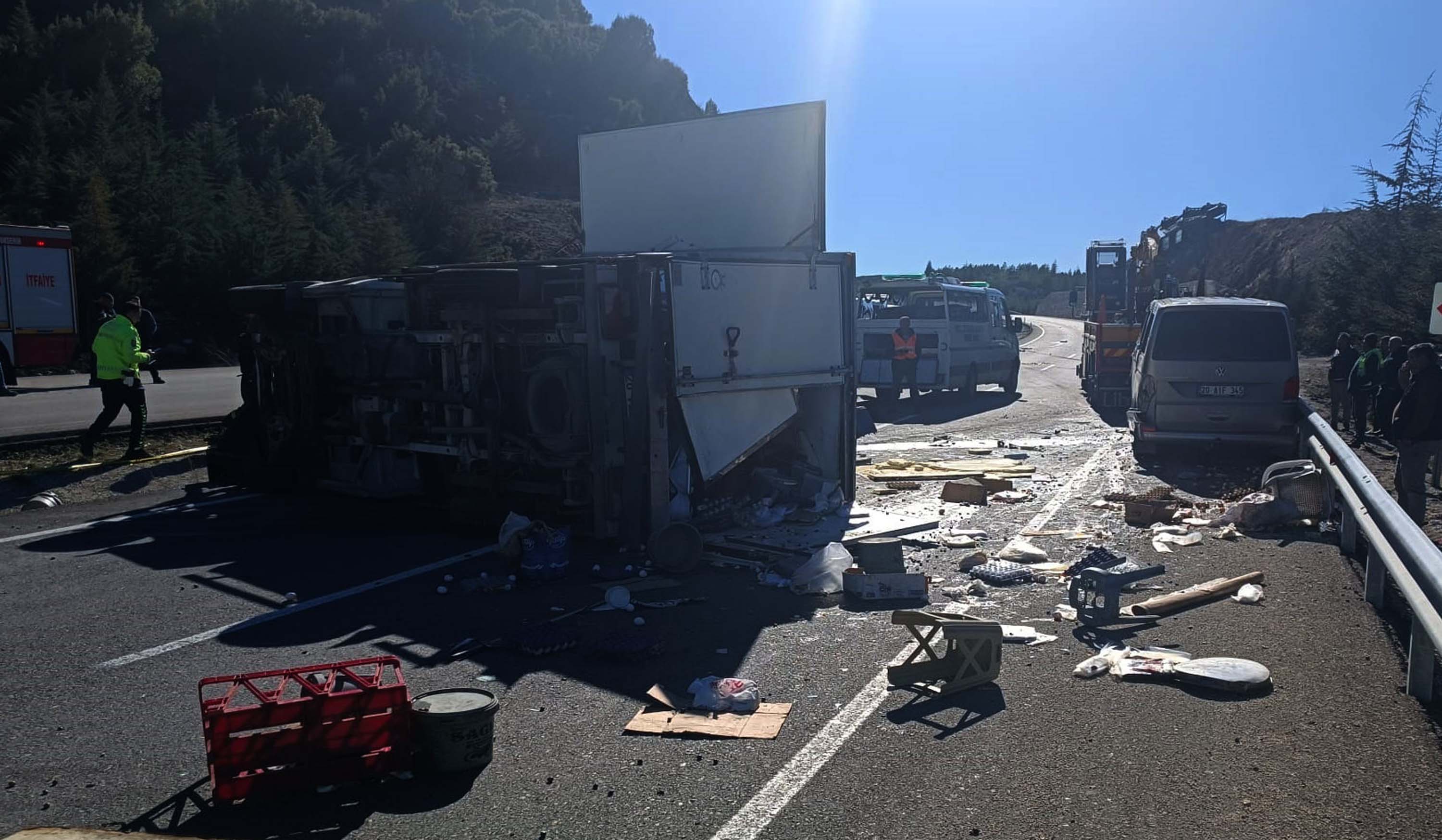 Denizlide Pazardan  dönen Minibüsle çarpışan kamyonetin sürücüsü ile oğlu öldü - Görsel 1