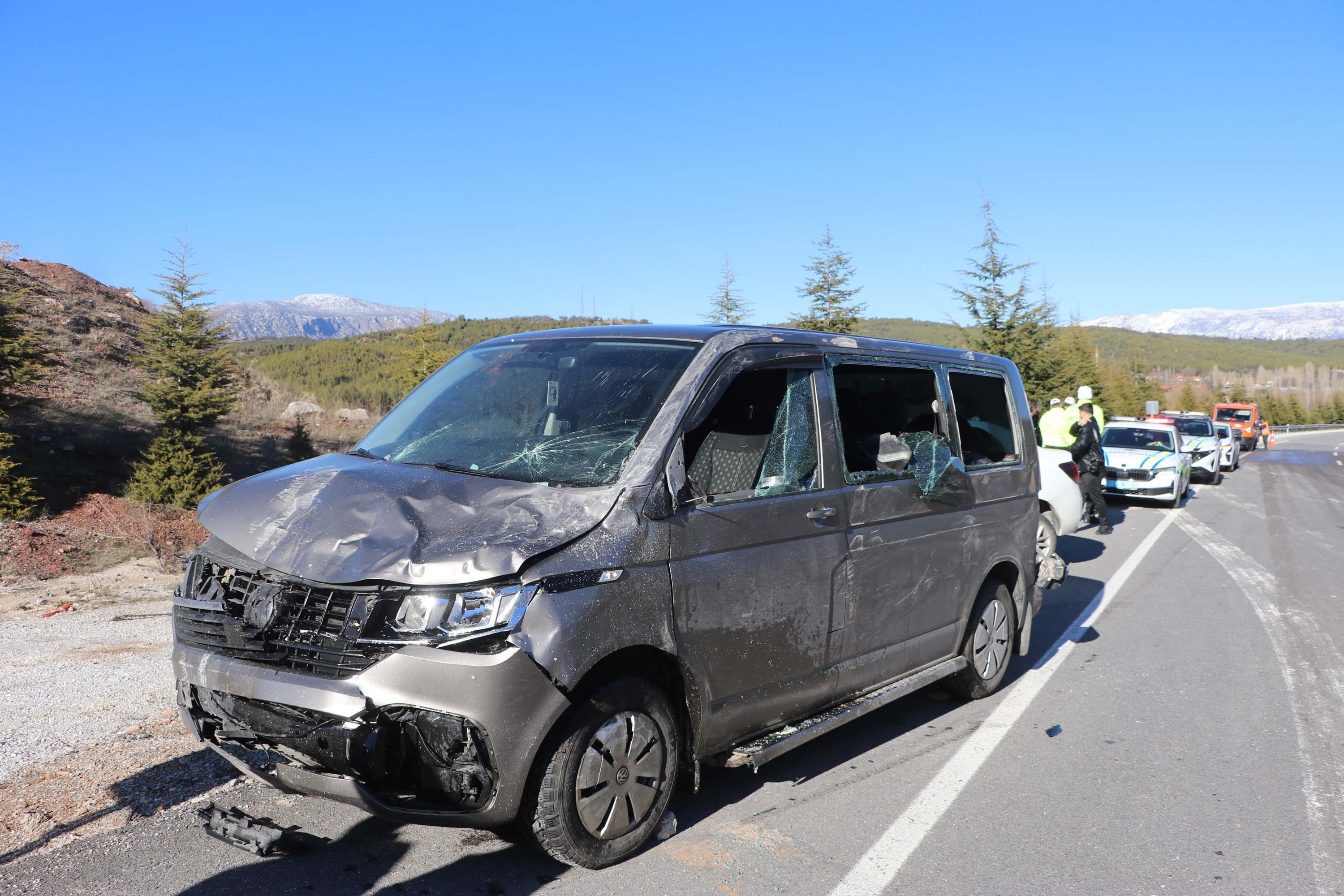 Denizlide Pazardan  dönen Minibüsle çarpışan kamyonetin sürücüsü ile oğlu öldü - Görsel 2