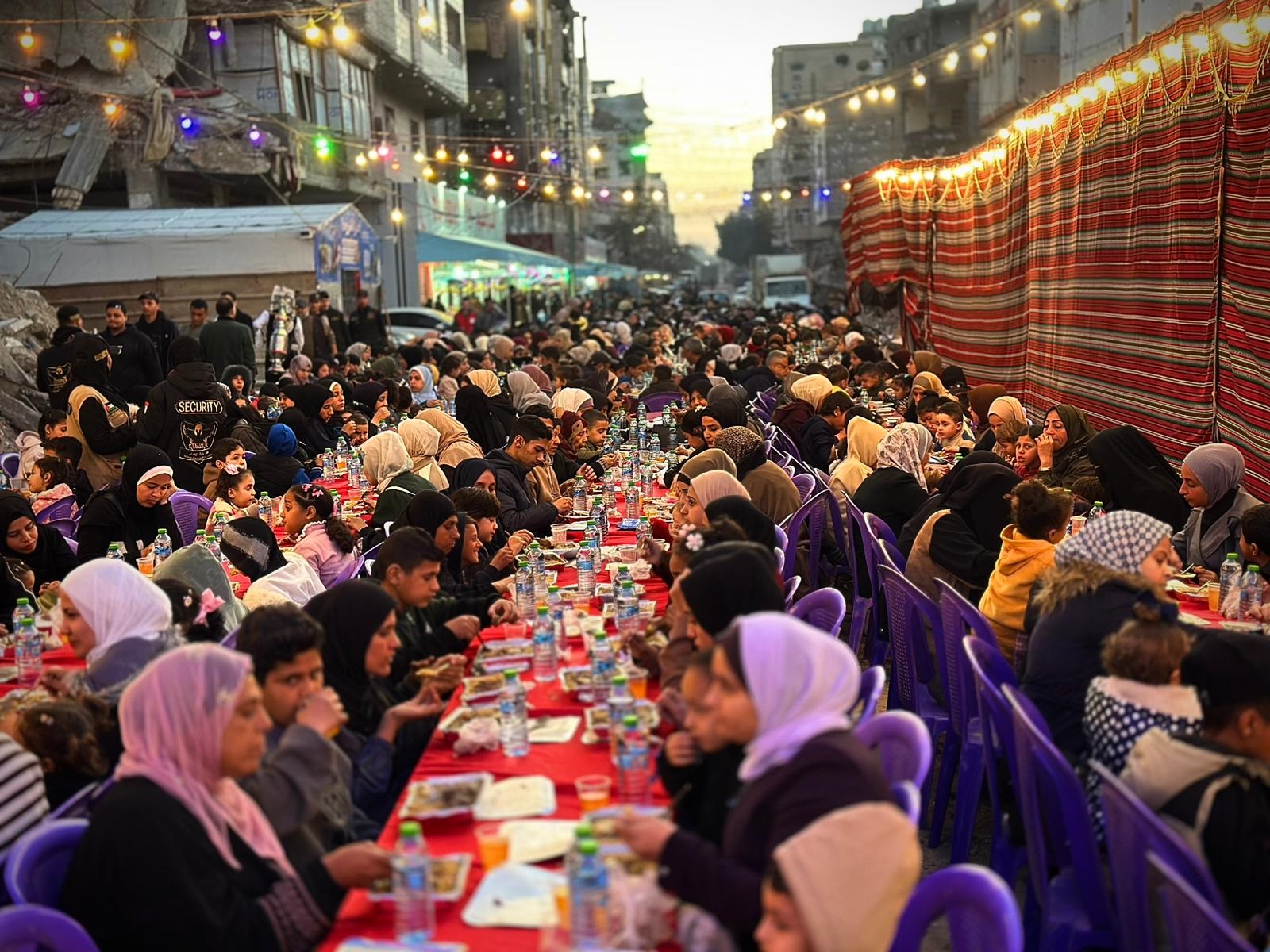 Türk Kızılay Gazze’deki Filistinliler için sokak iftarı düzenledi - Görsel 1