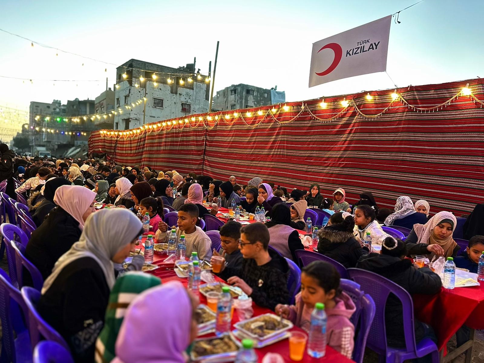 Türk Kızılay Gazze’deki Filistinliler için sokak iftarı düzenledi - Görsel 2
