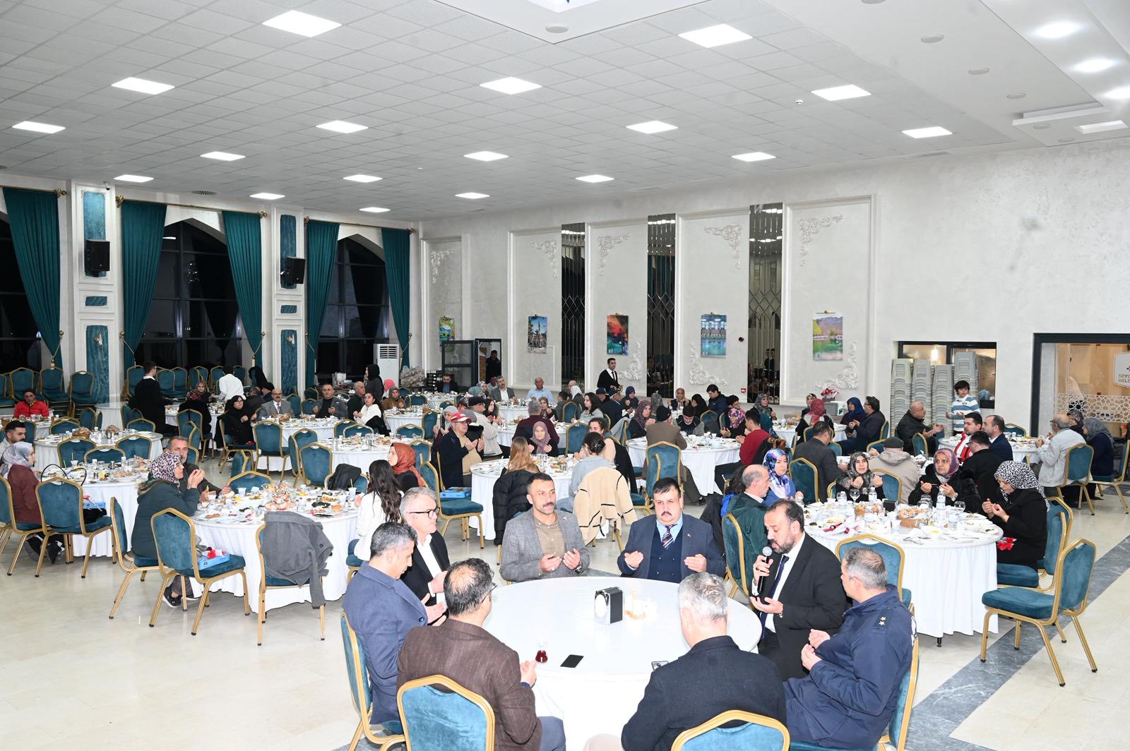 SEYDİŞEHİR'DE ŞEHİT AİLELERİ VE GAZİLER ONURUNA İFTAR YEMEĞİ - Görsel 1