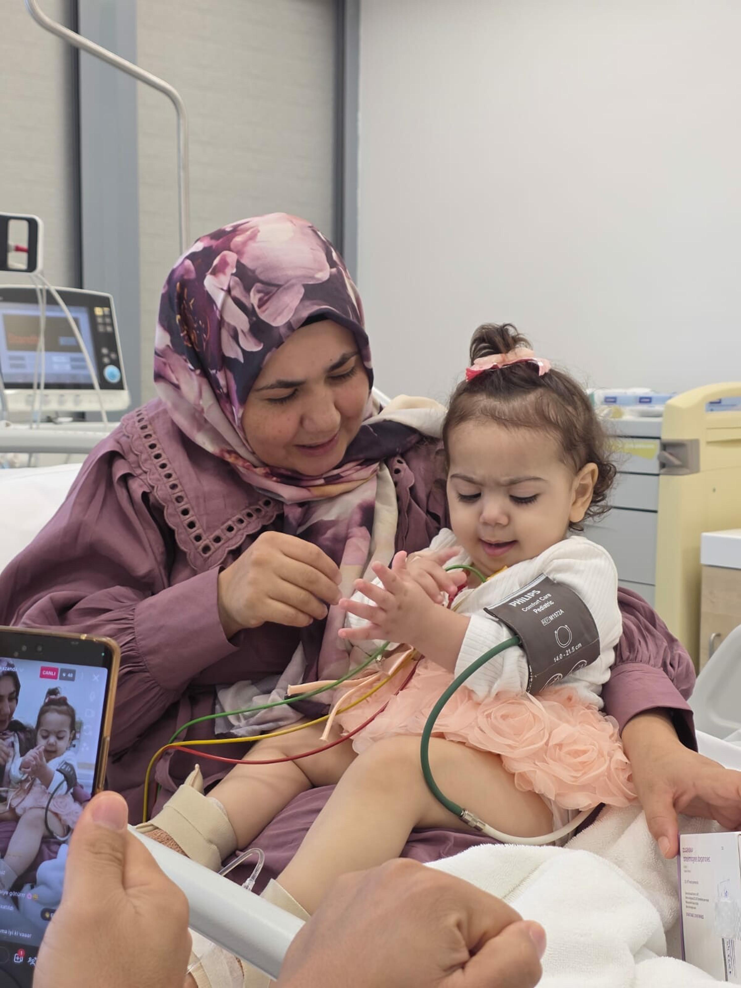 Kampanyası tamamlanıp, Dubai'ye giden SMA'lı Esma'nın annesi: İlaç damara girince kurtulacağına inandım - Görsel 7