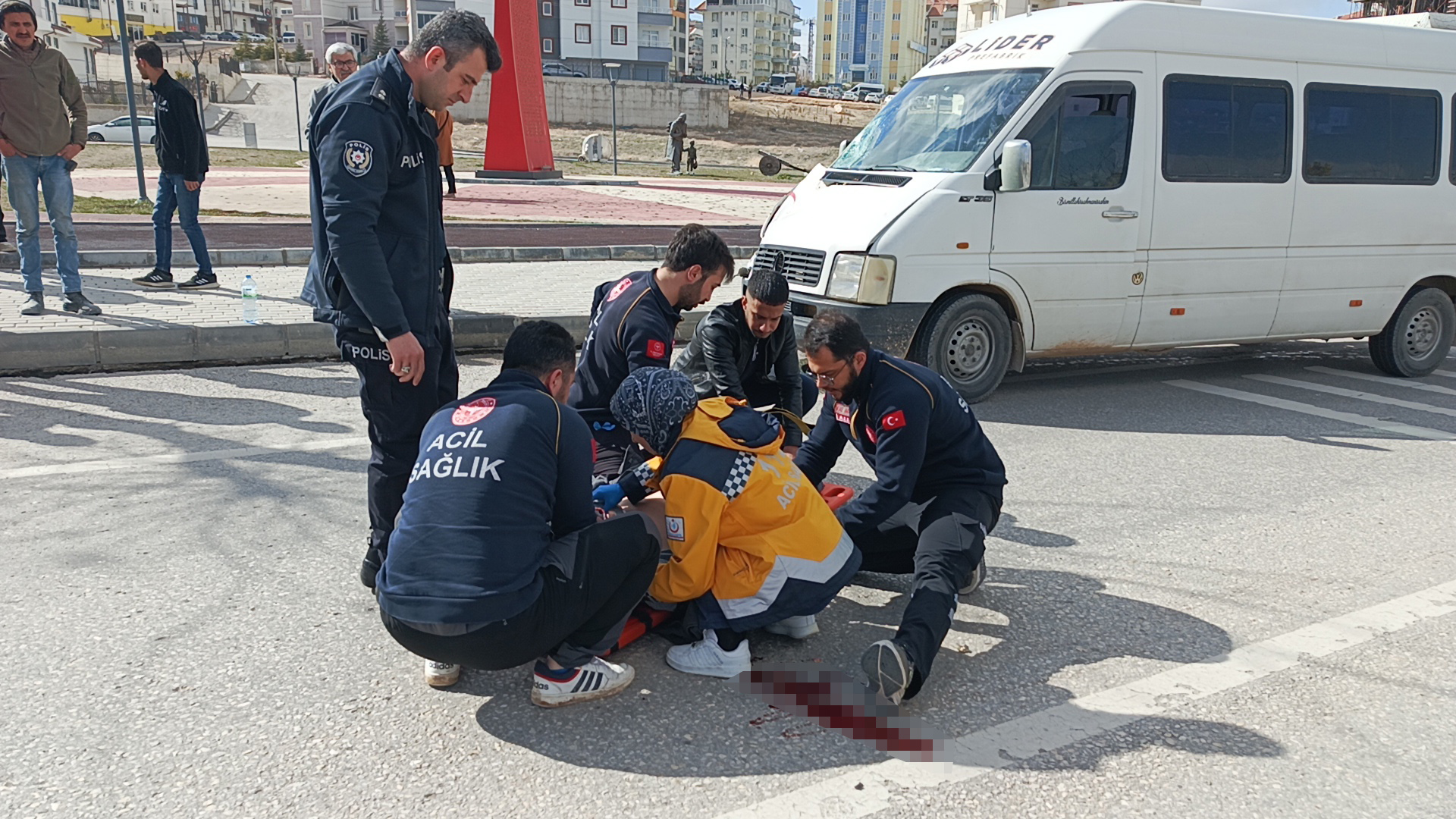 KARAMAN'da yolun karşısına geçerken minibüsün çarpıp, 32 metre ileriye fırlattığı Hasan Yılmaz (57), kurtarılamadı. - Görsel 2