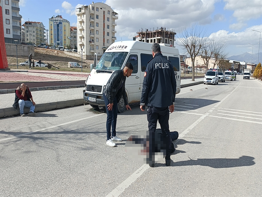 KARAMAN'da yolun karşısına geçerken minibüsün çarpıp, 32 metre ileriye fırlattığı Hasan Yılmaz (57), kurtarılamadı. - Görsel 8